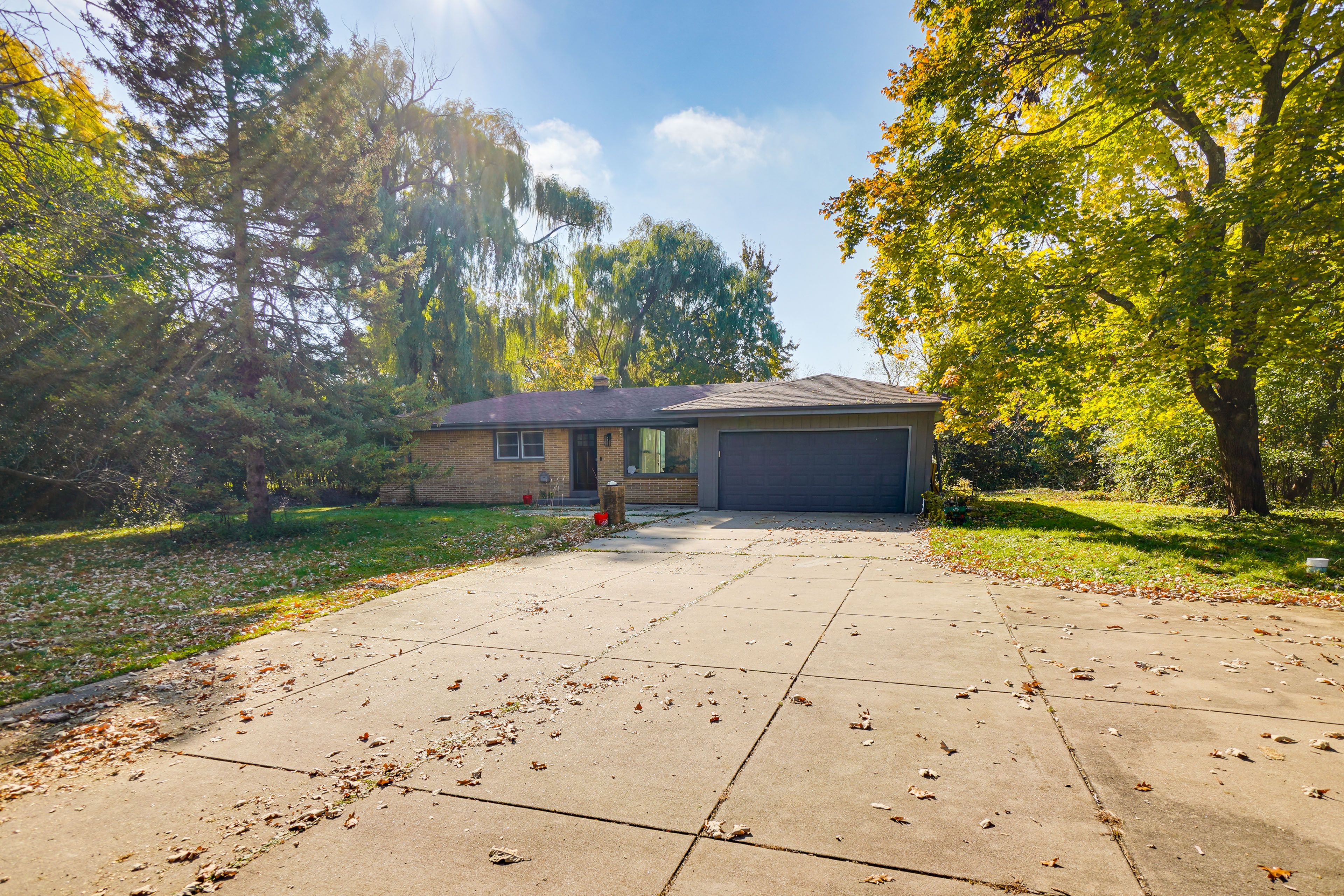 Parking | Driveway (4 Vehicles) | RV/Boat Parking Available