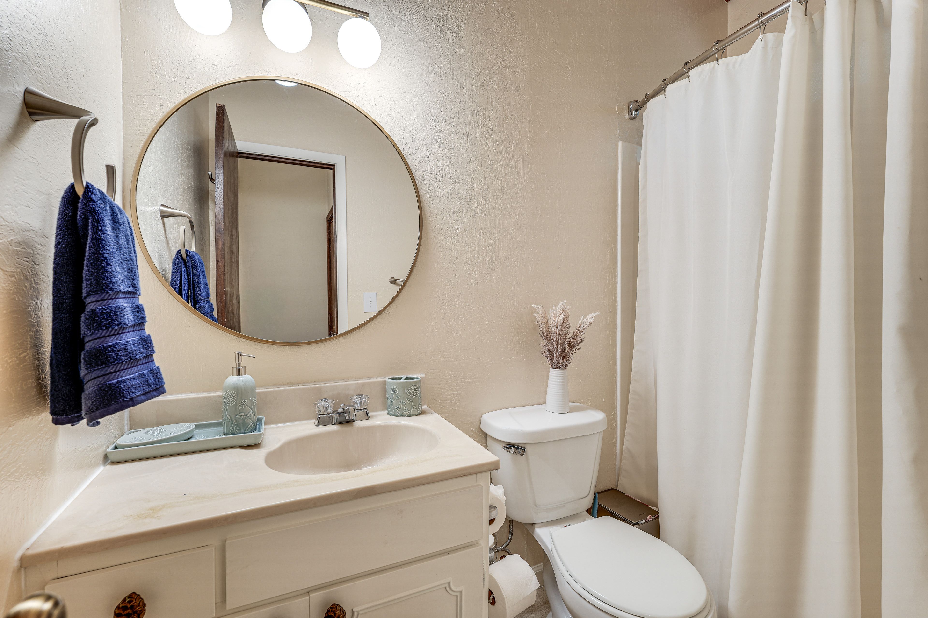 Full Bathroom | 2nd Floor | Complimentary Toiletries