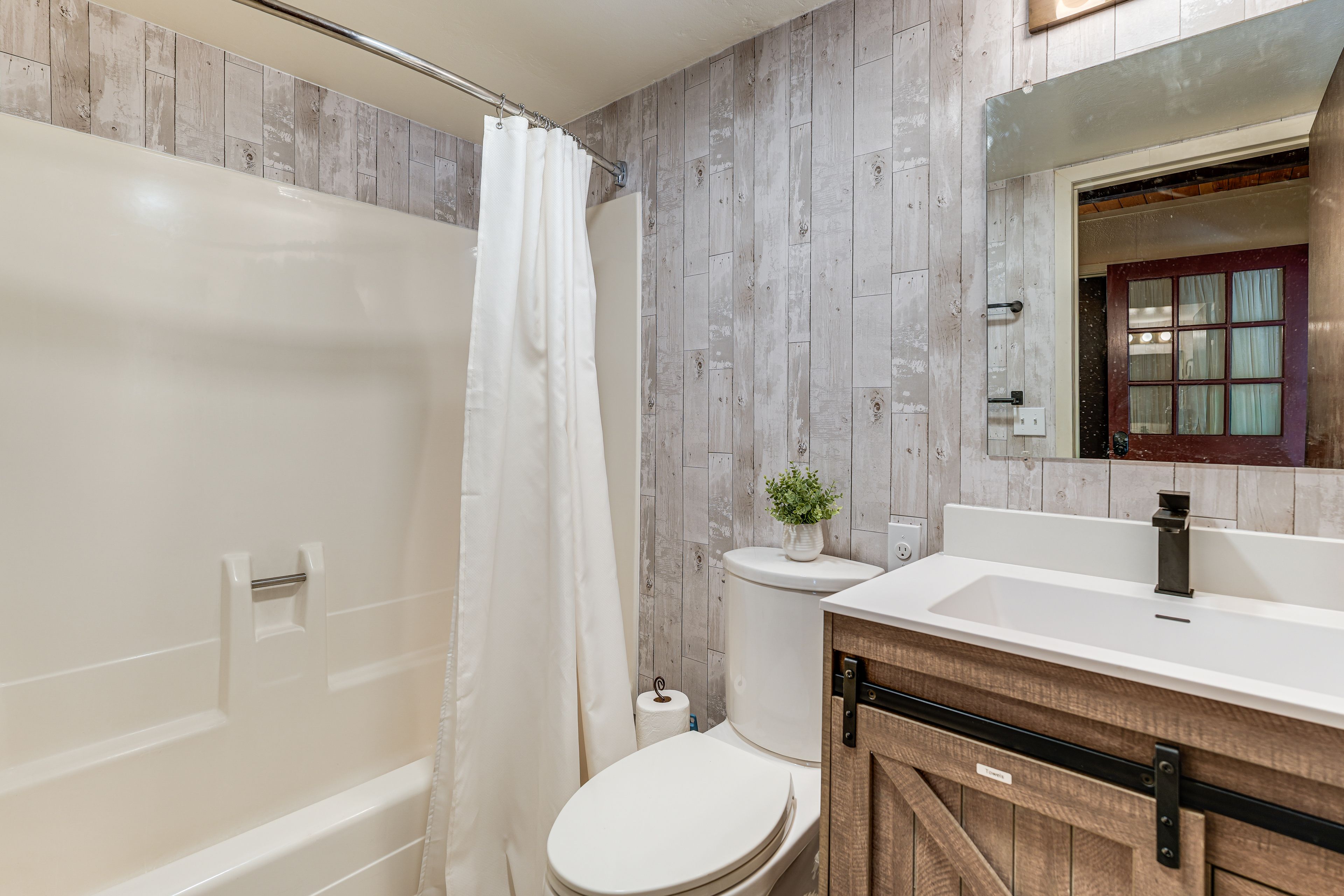 Full Bathroom | 1st Floor | Towels Provided