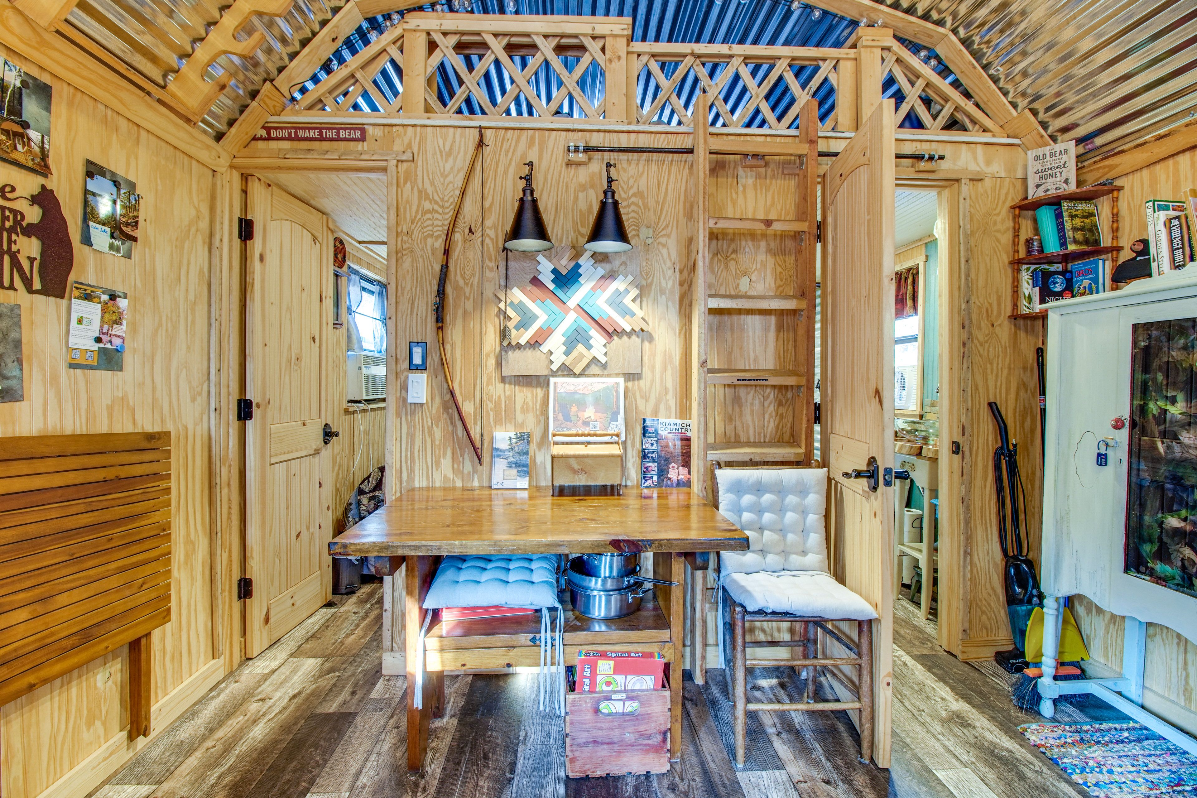 Dining Area | Dishware/Flatware Provided