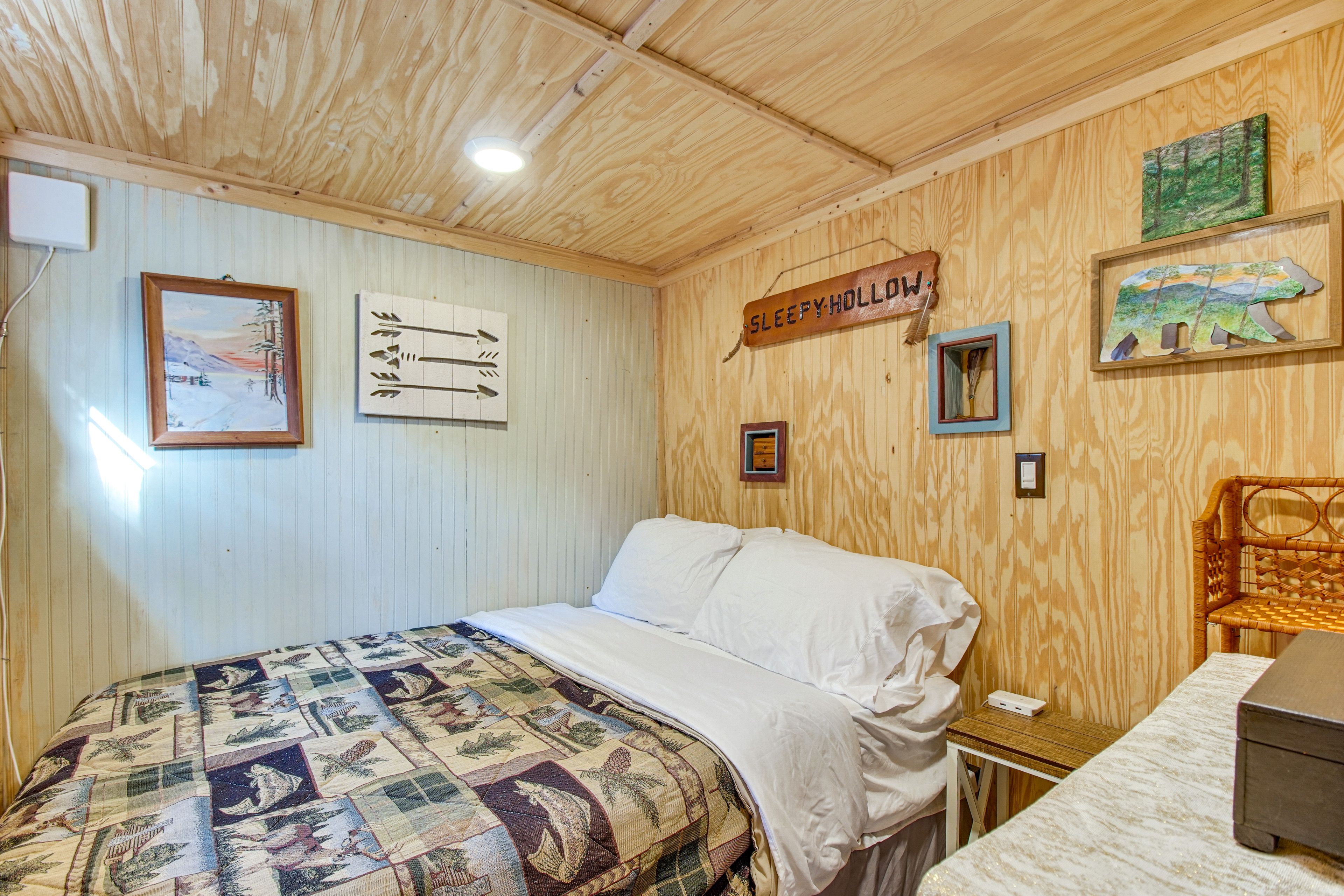 Bedroom | King Bed | Linens Provided