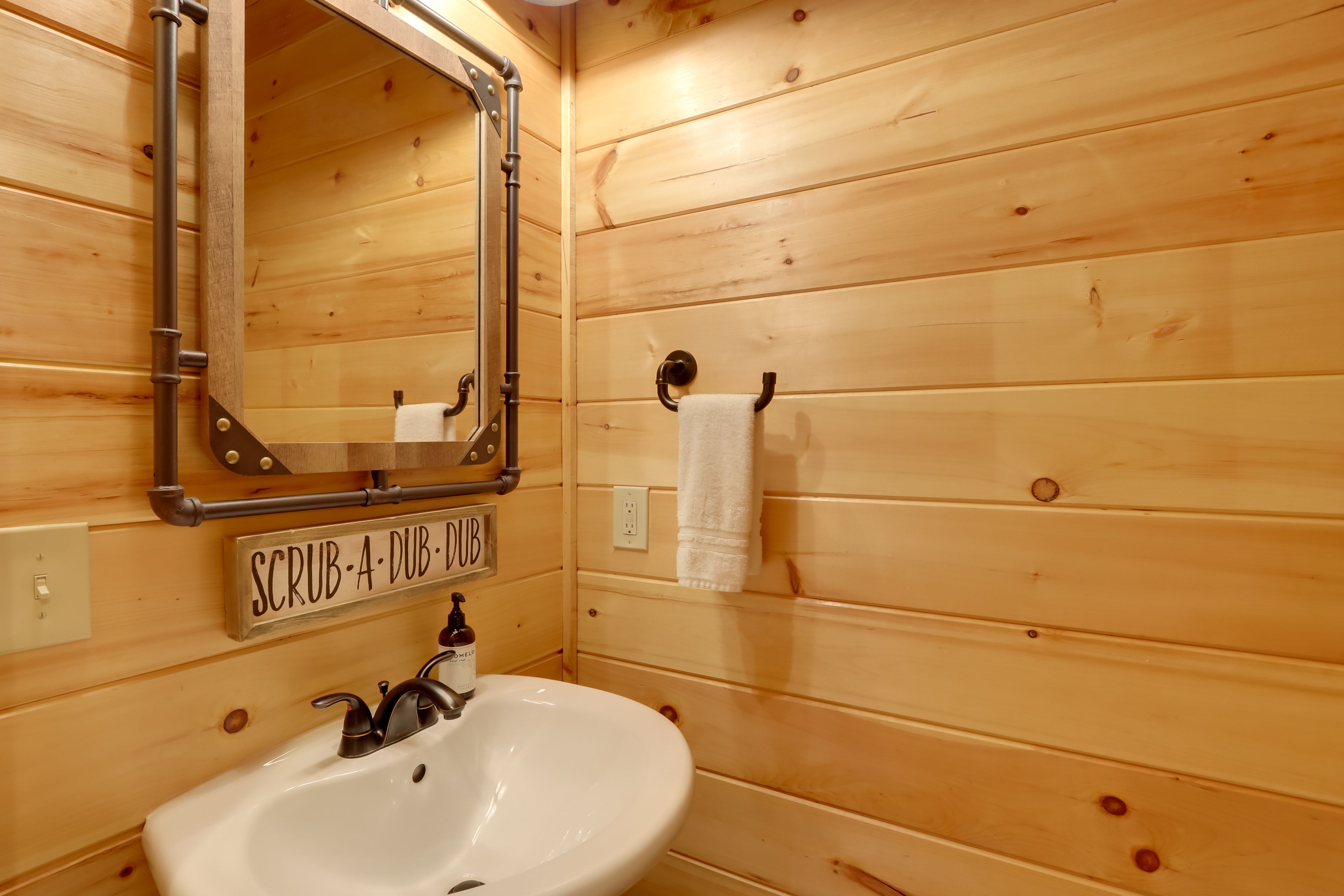 Half Bathroom | 1st Floor | Towels Provided