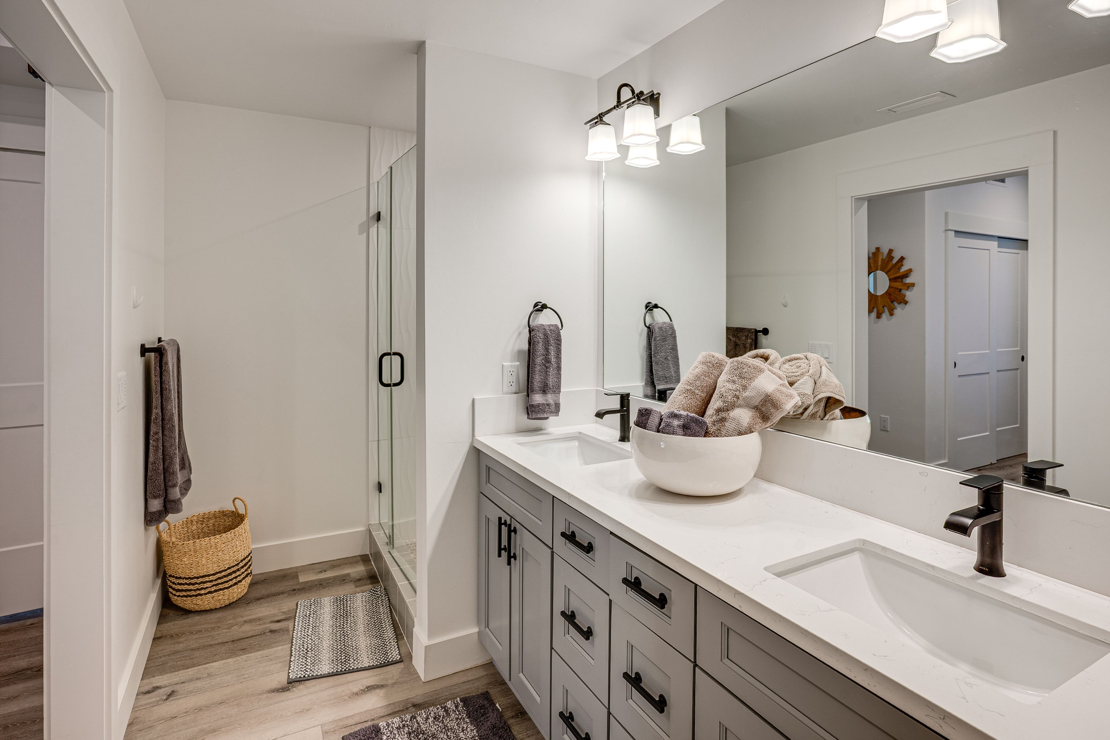 Full Bathroom | Towels Provided