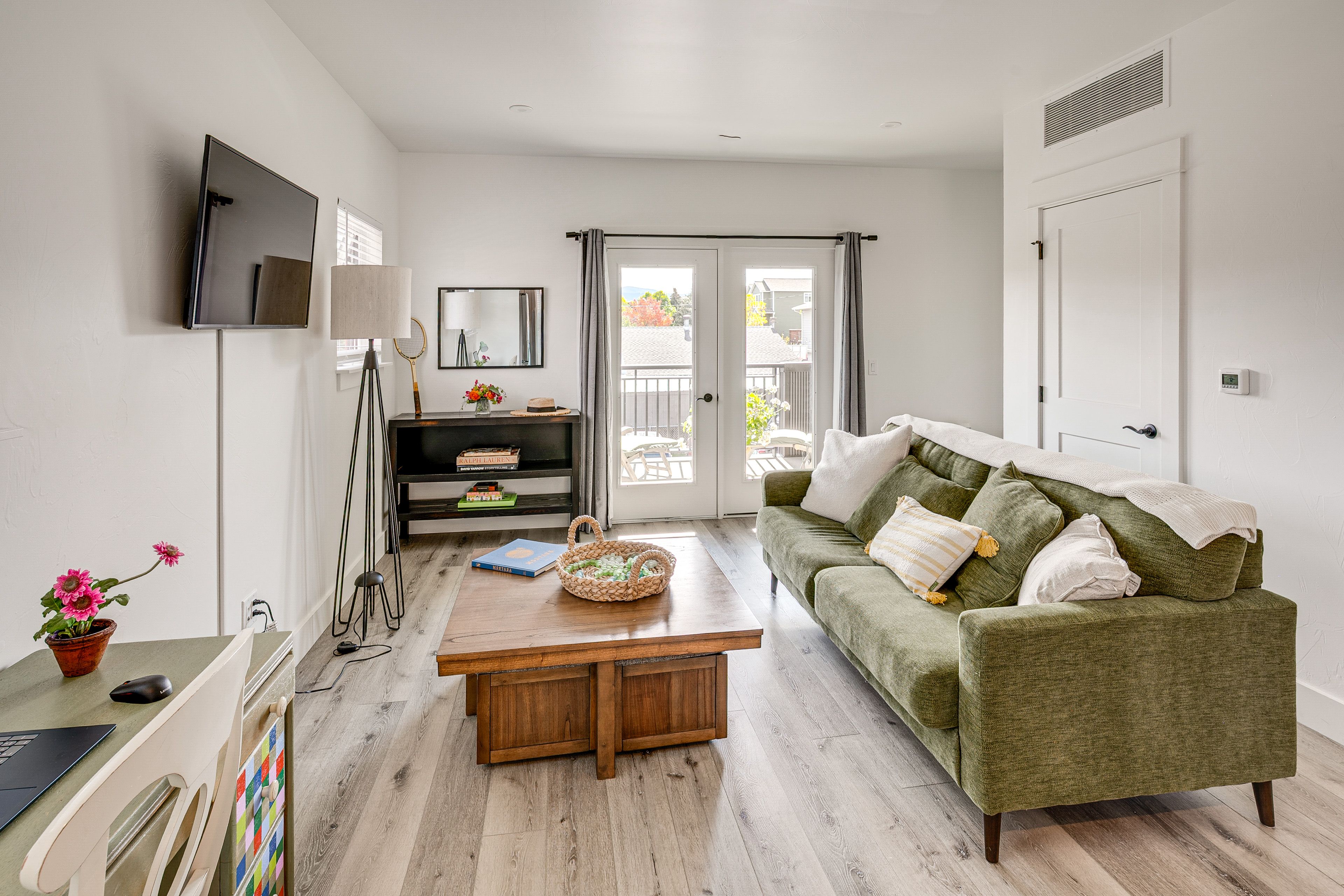 Living Room | Free WiFi | Smart TV