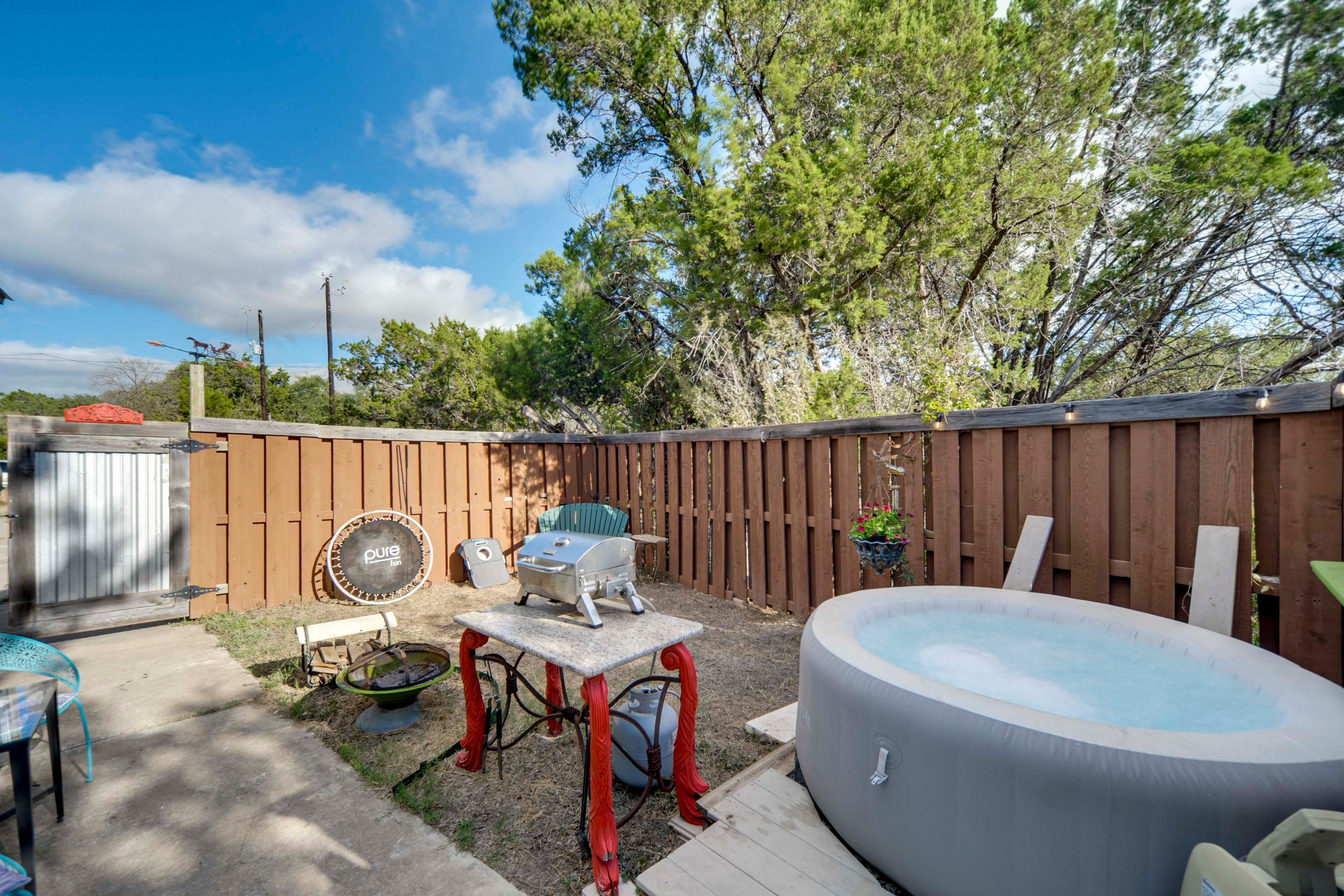 Private Outdoor Space | Hot Tub | Gas Grill | Fire Pit