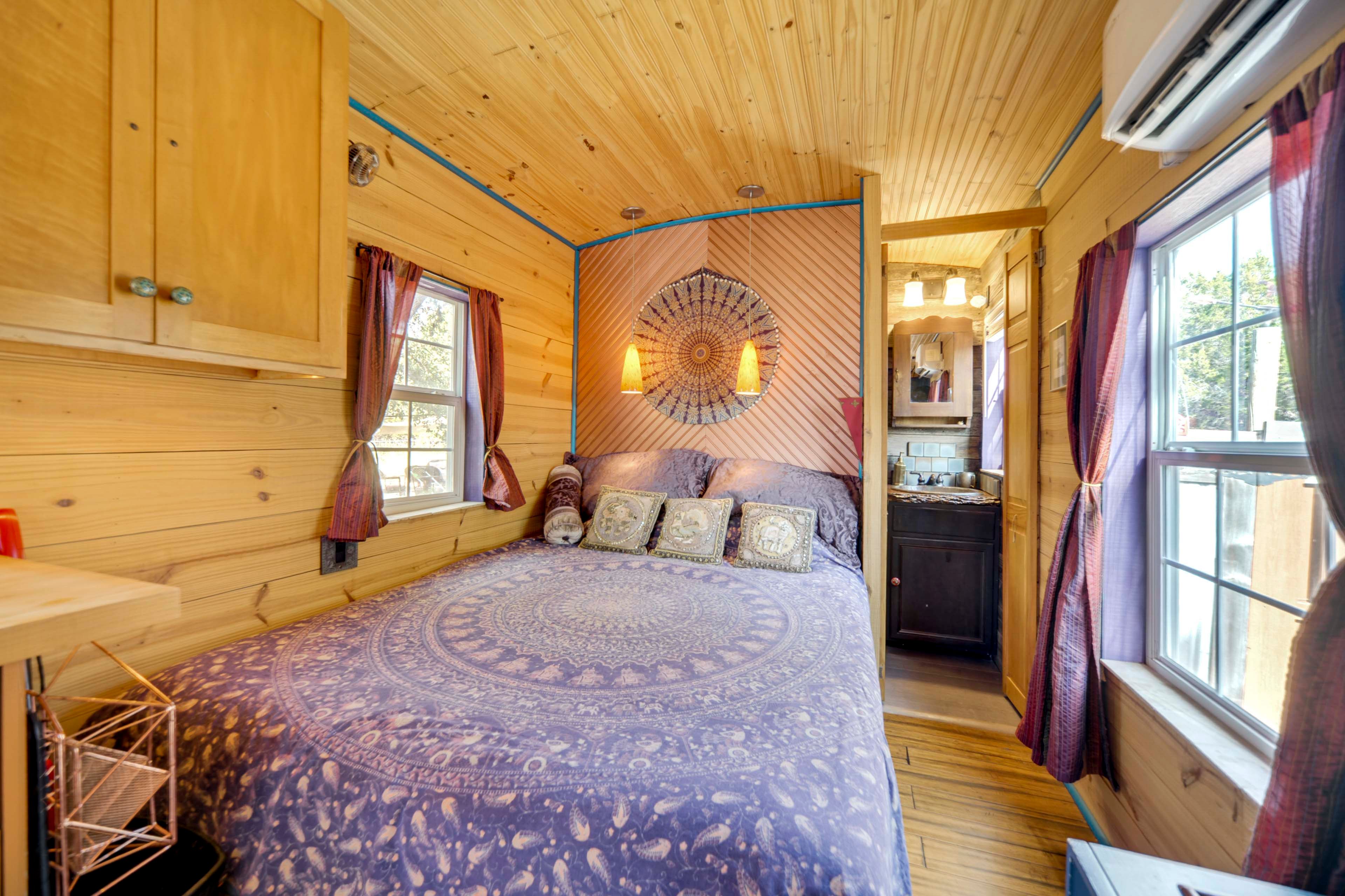 Studio | Queen Bed