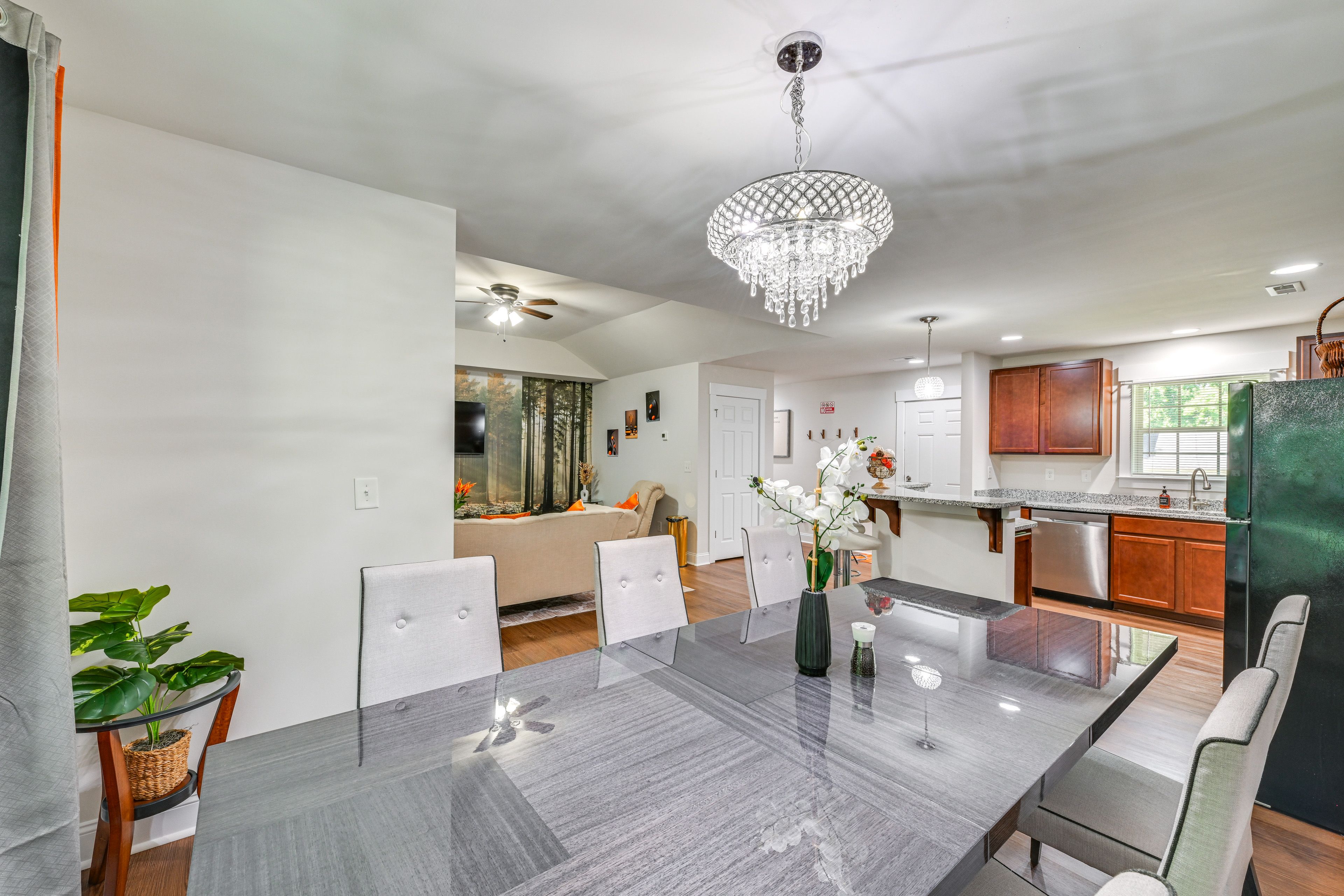 Dining Area | Dishware/Flatware Provided