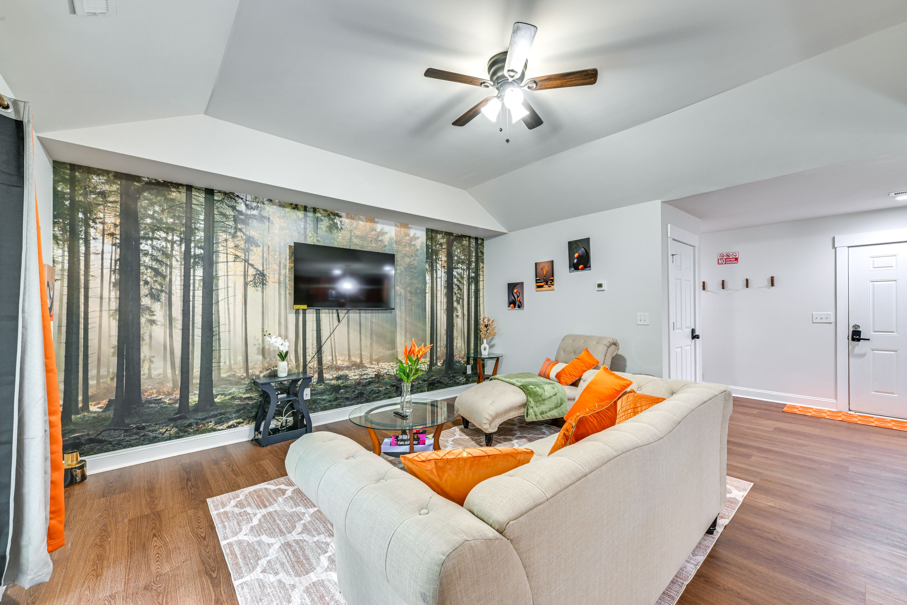 Living Room | Free WiFi | Central Heating & A/C | Smart TV