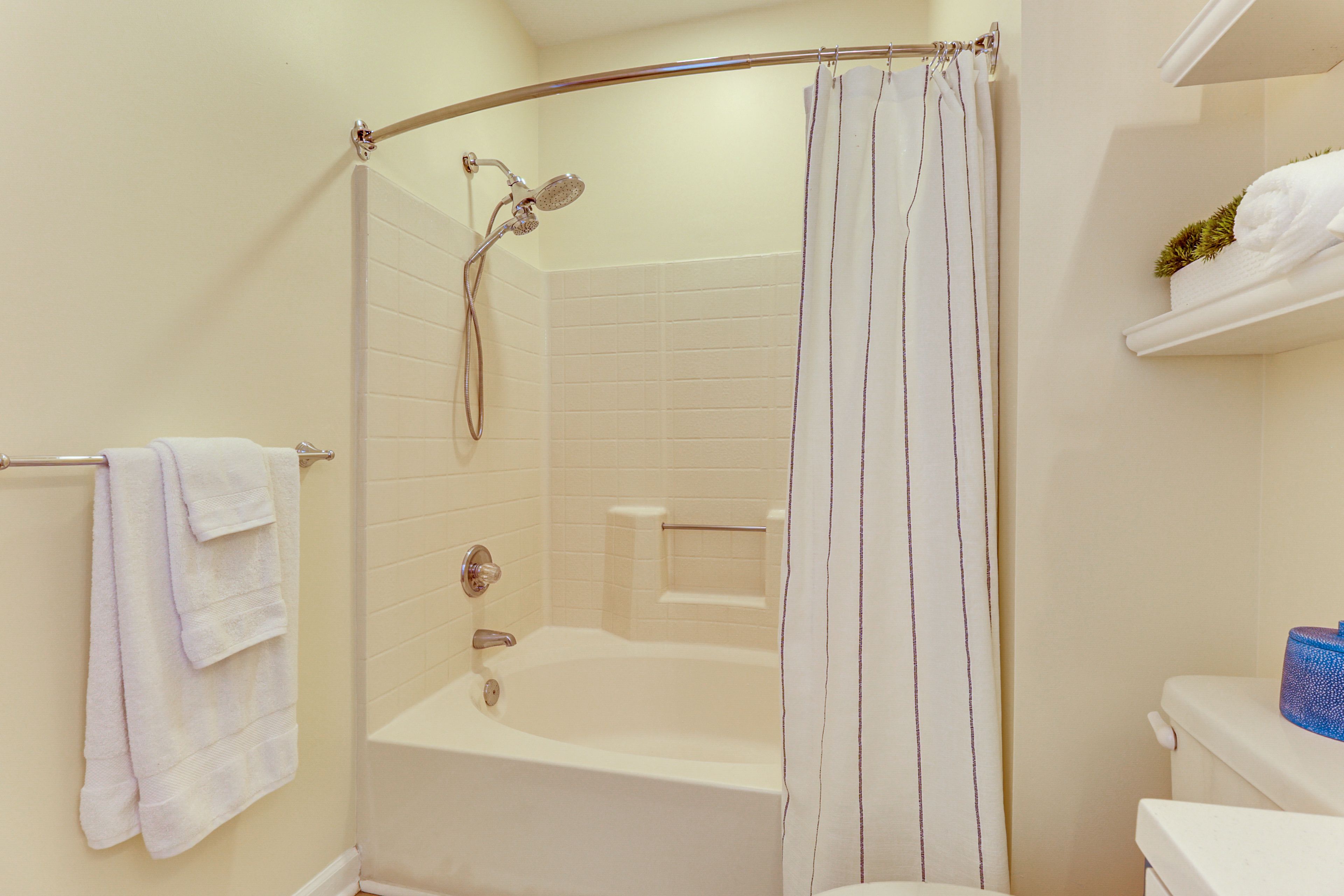 Full Bathroom | Towels Provided