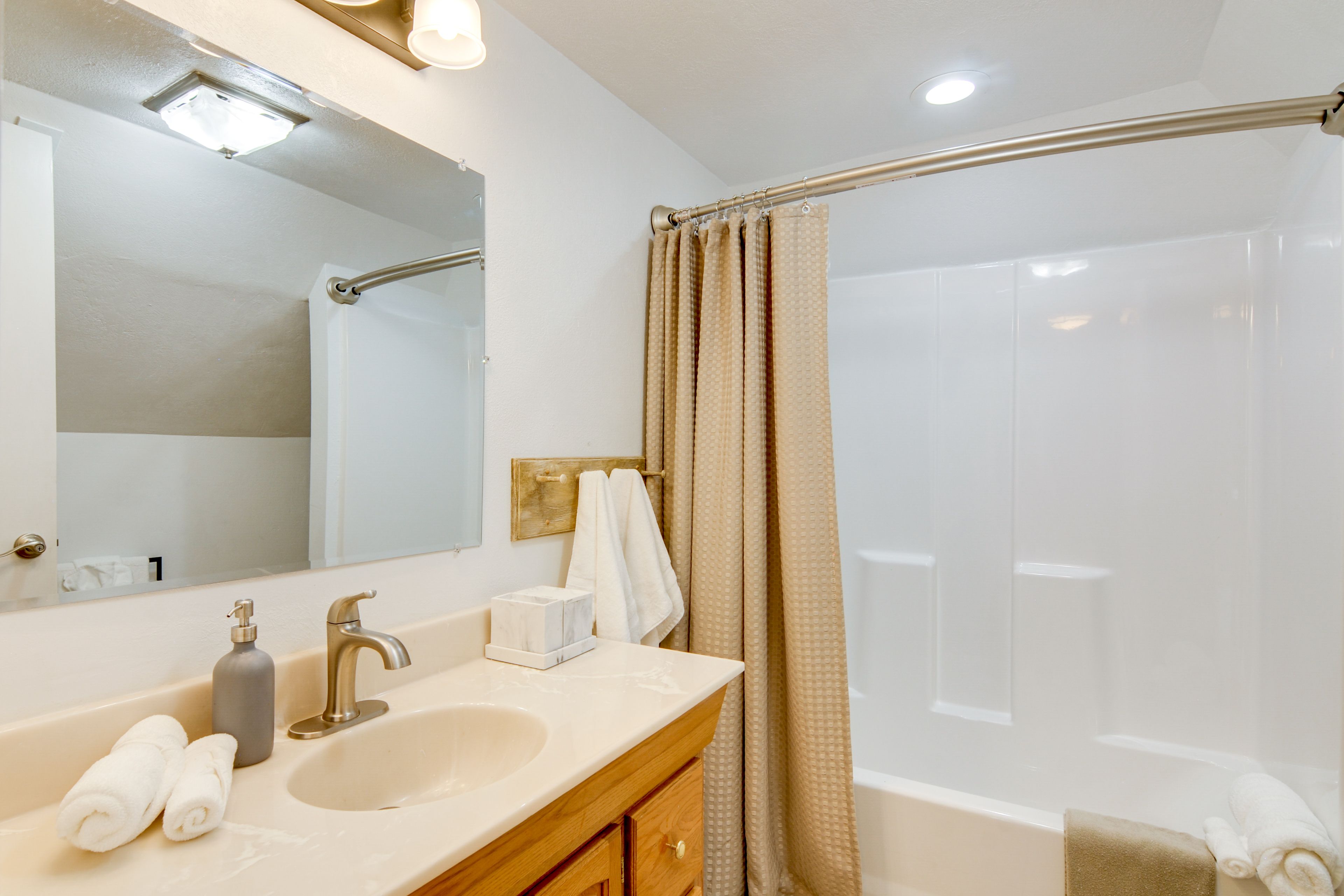 Full Bathroom | 2nd Floor