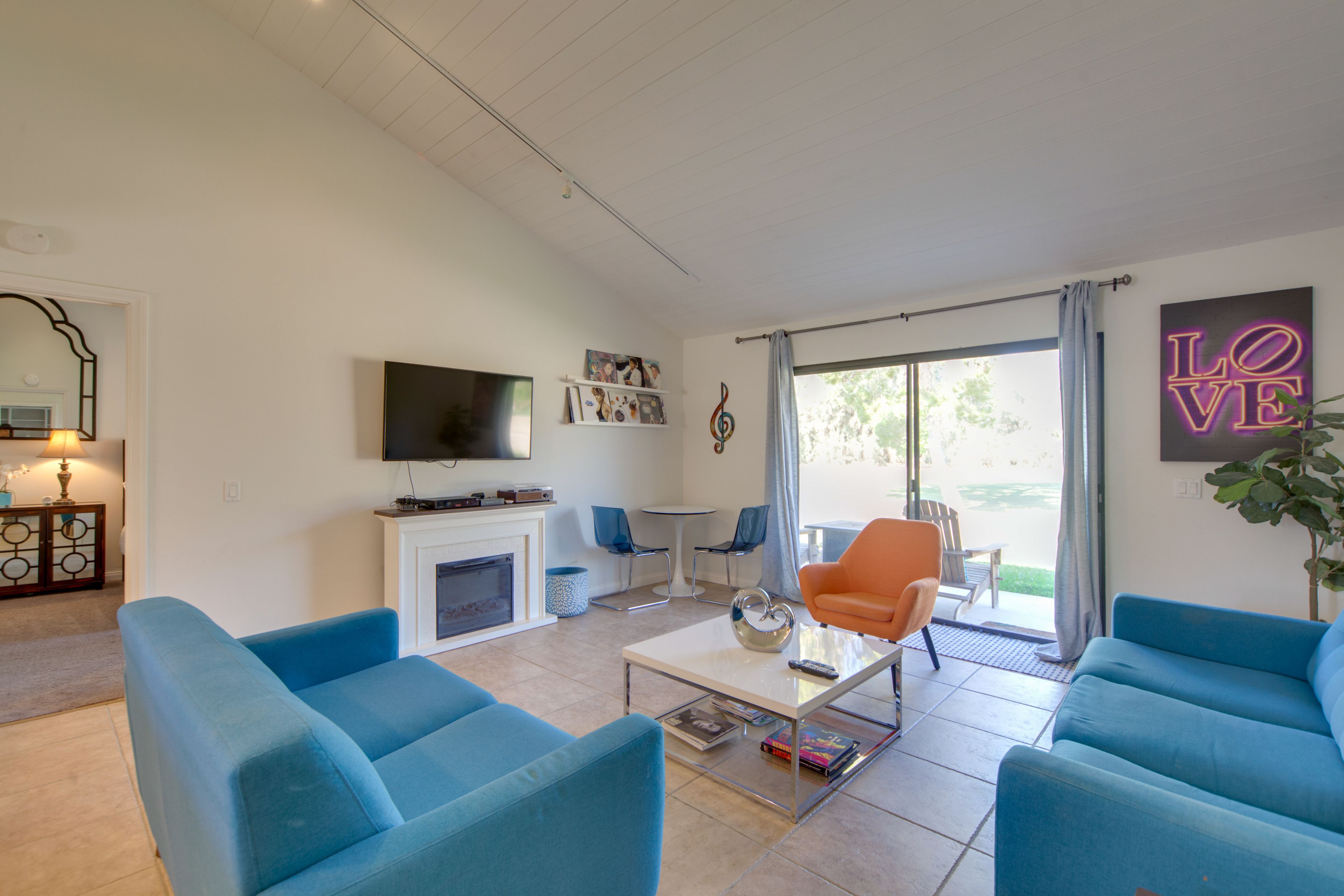 Living Room | Free WiFi | Central Heating & A/C | Smart TV