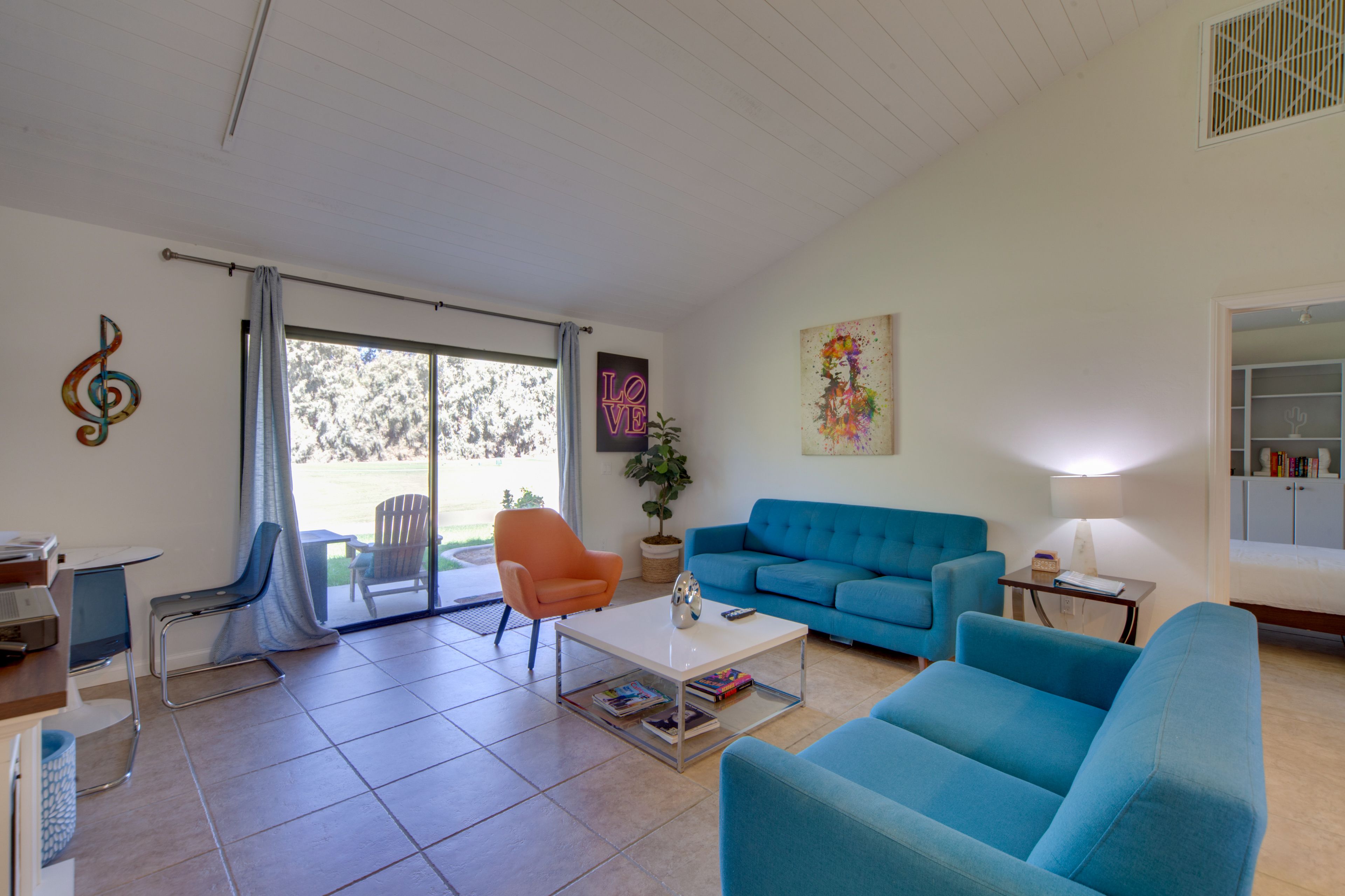 Living Room | Free WiFi | Central Heating & A/C | Smart TV