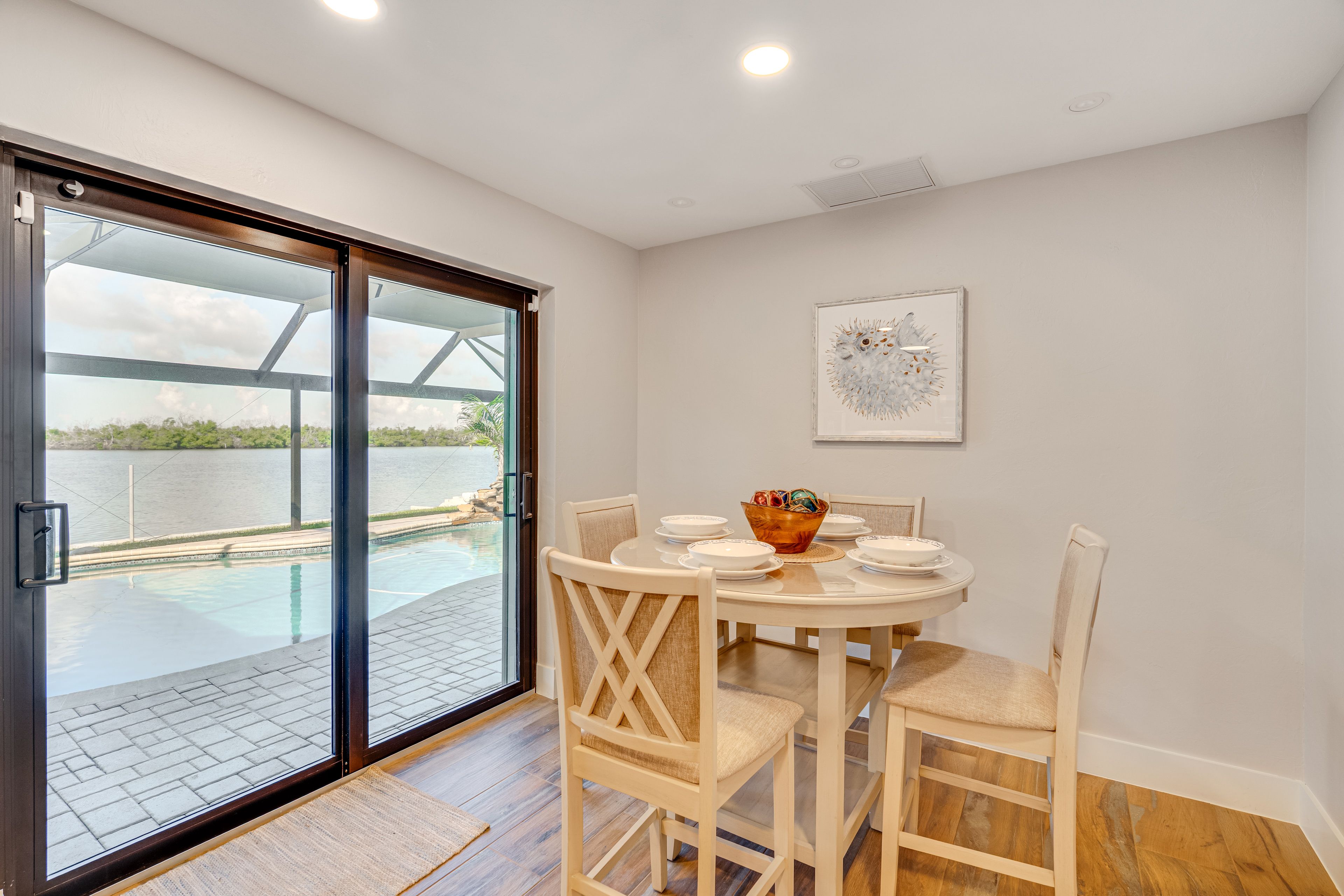Dining Area | Dishware/Flatware Provided