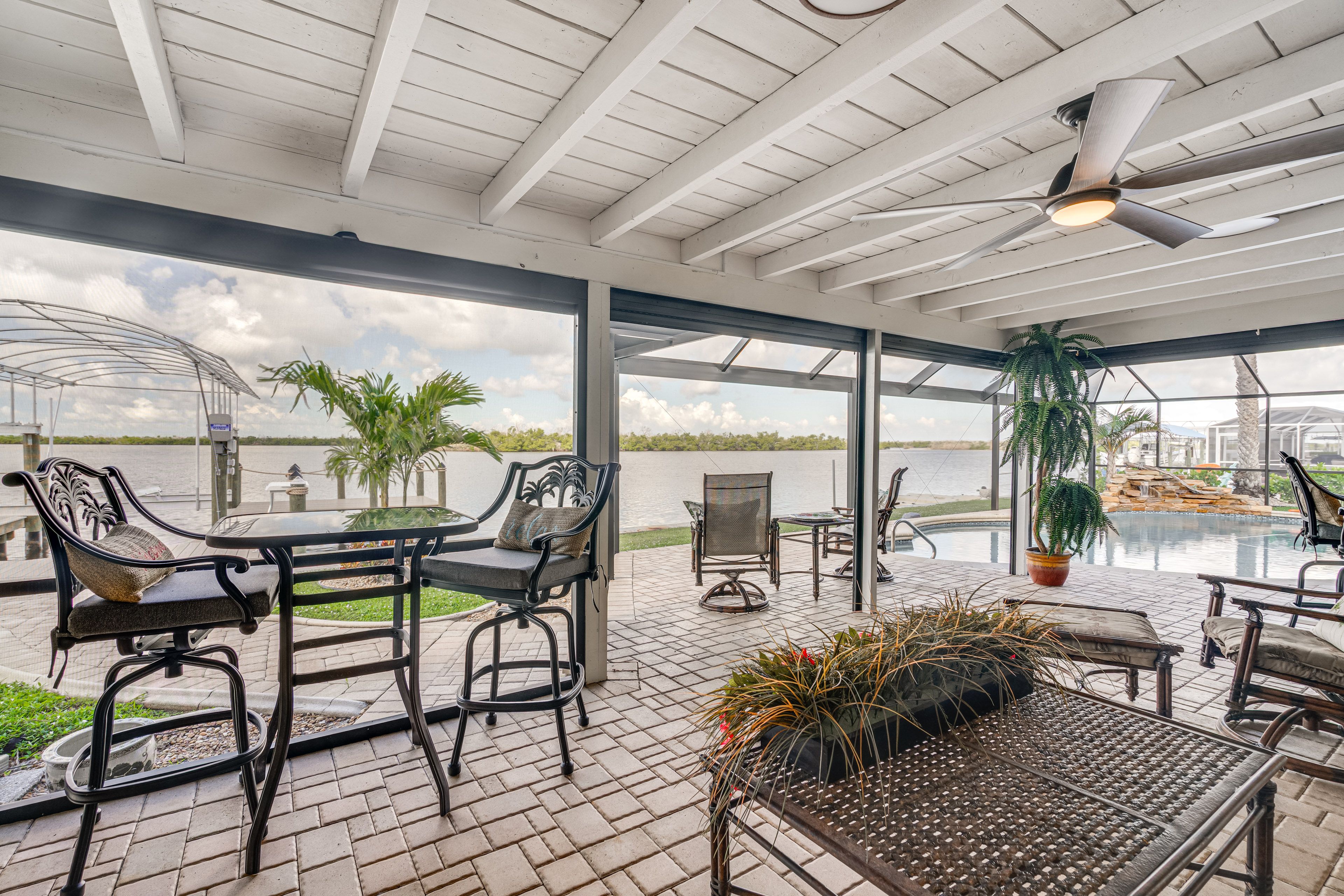 Lanai | Dining Area | Lounge Seating