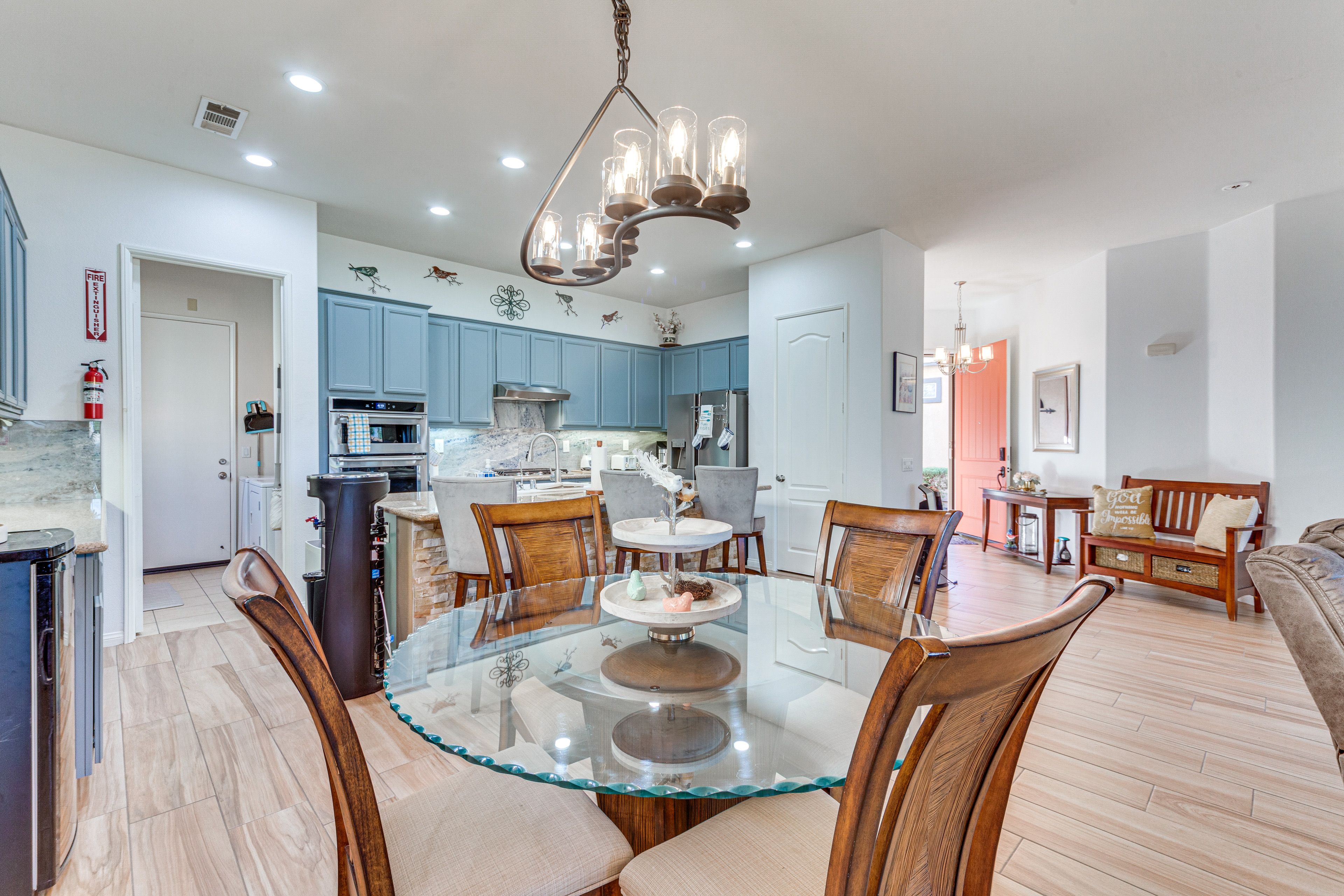 Kitchen | Dining Table | Free WiFi | Central Air Conditioning/Heat