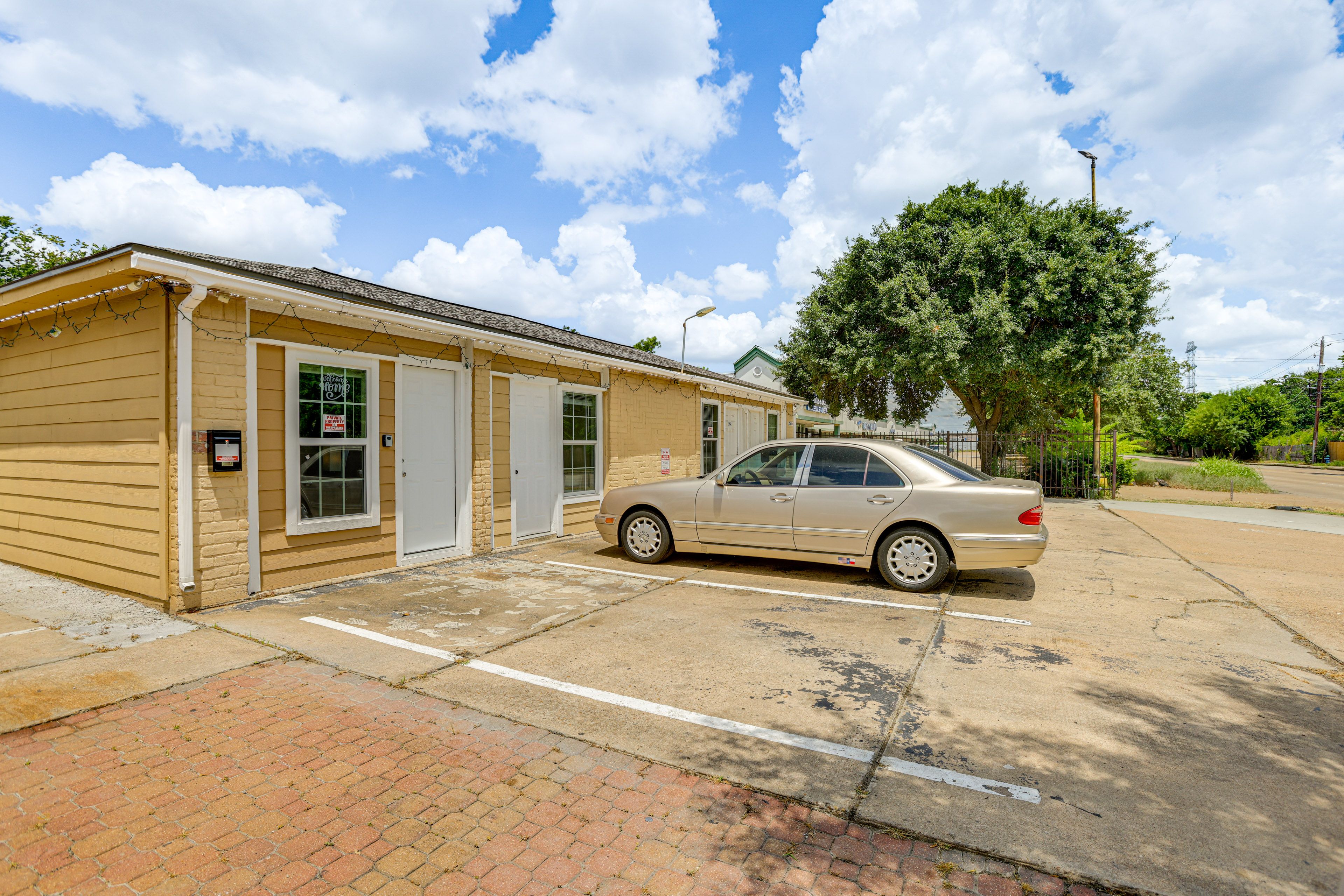 Parking | Driveway (2 Vehicles)