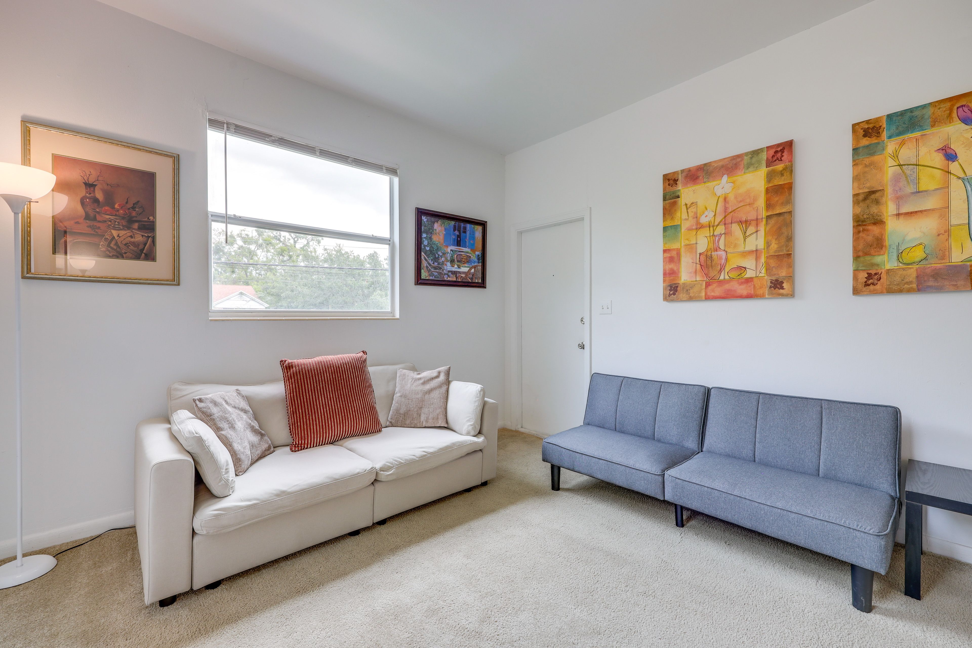 Living Room | Full Futon | Smart TV | Free WiFi