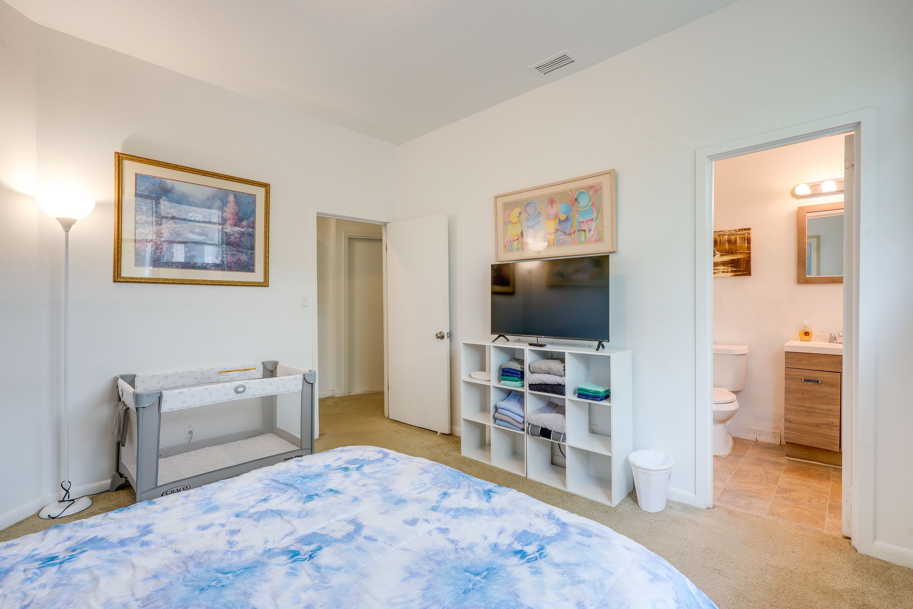 Bedroom | Queen Bed | Linens