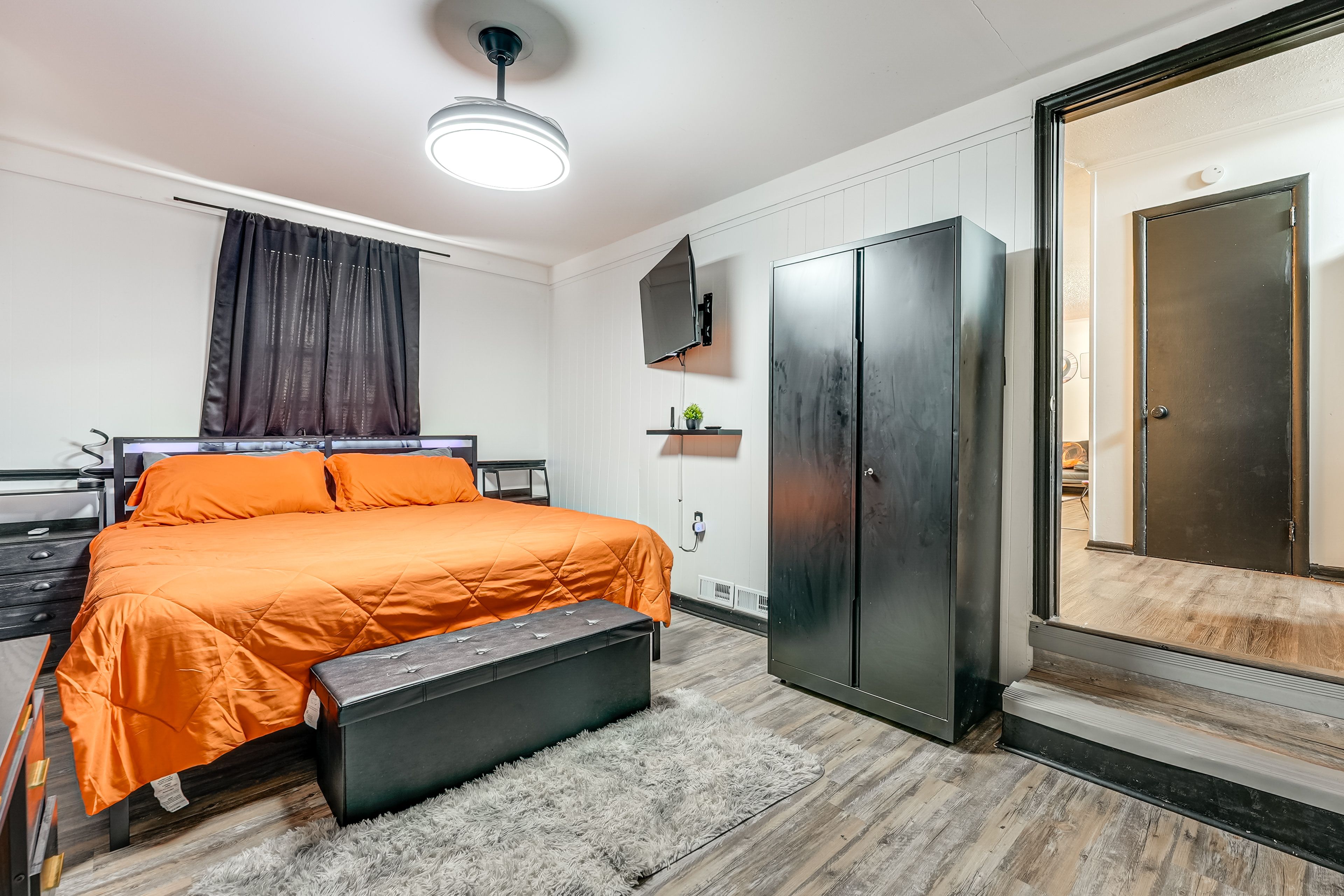 Bedroom 1 | King Bed | TV