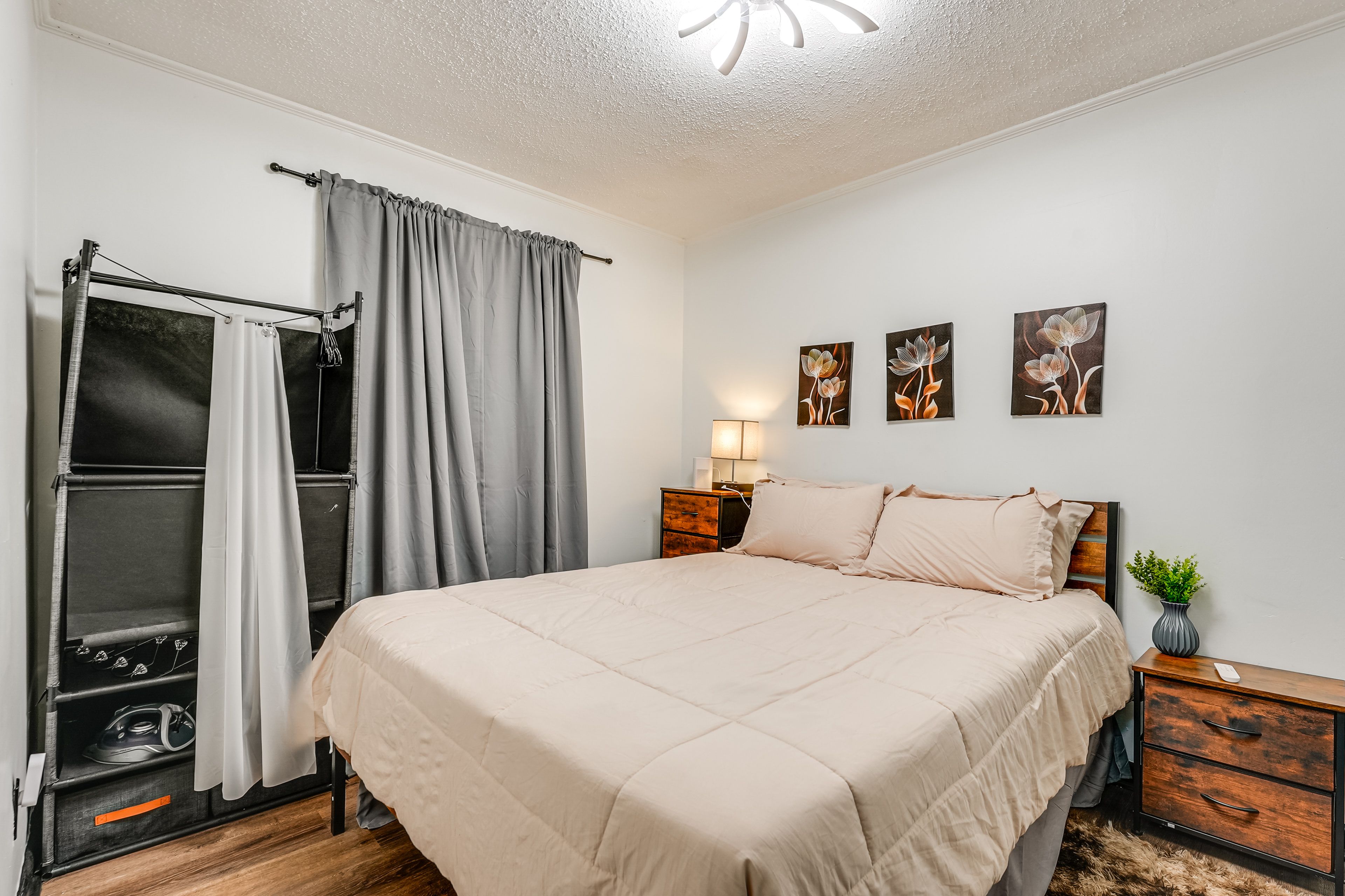 Bedroom 2 | Queen Bed | TV