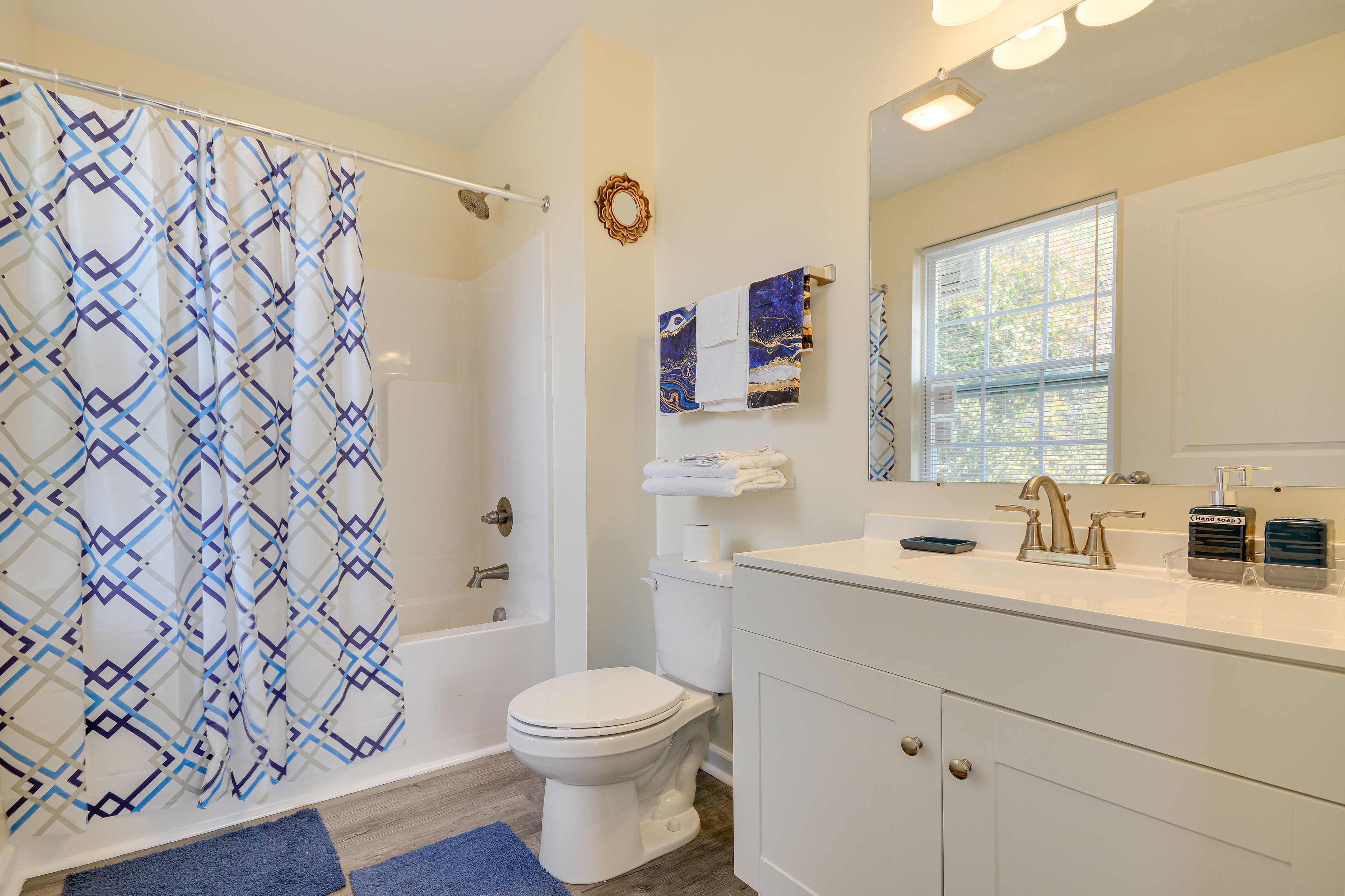 En-Suite Bathroom | 2nd Floor | Towels & Linens Provided