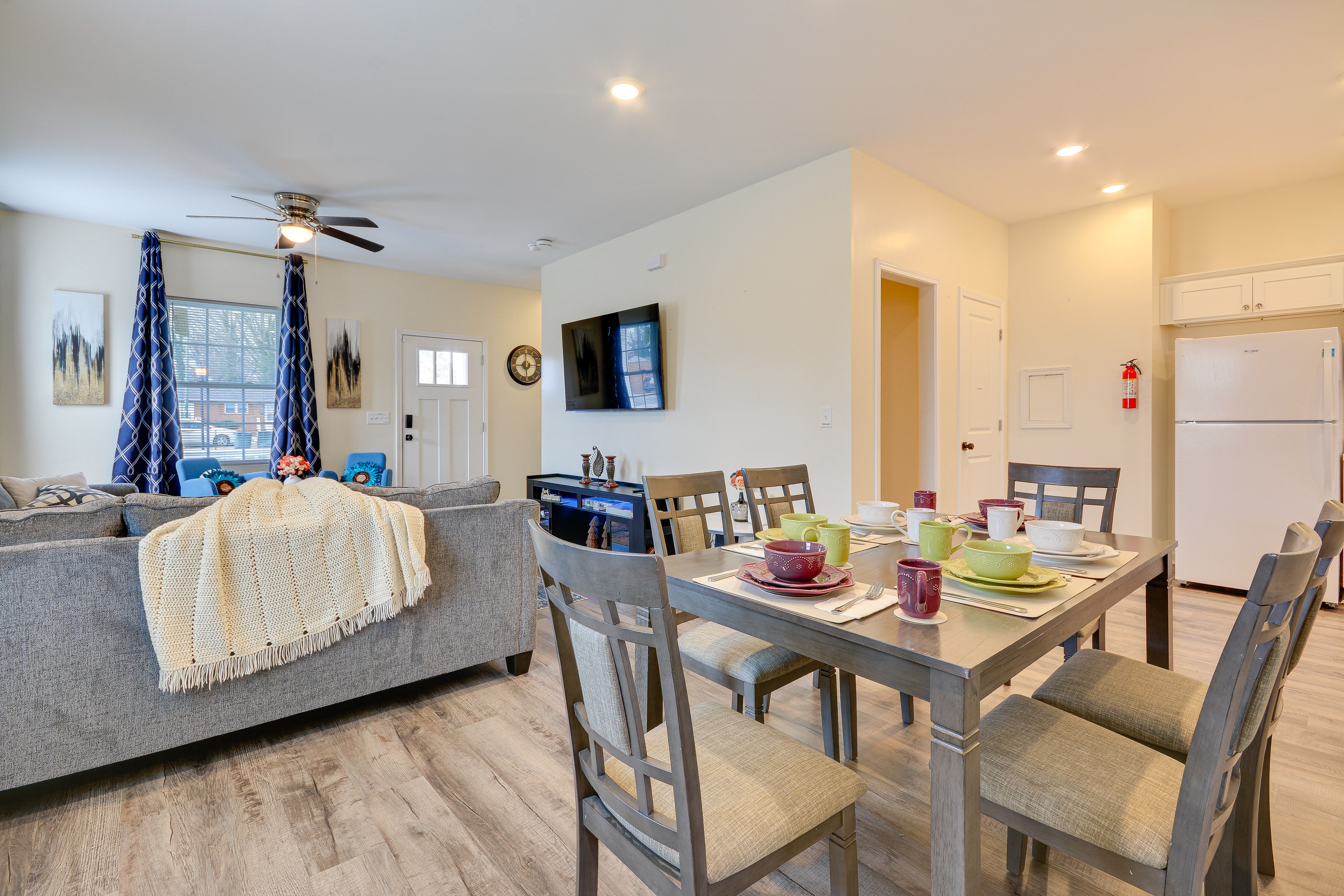 Dining Area | Dishes & Flatware Provided | 1st Floor