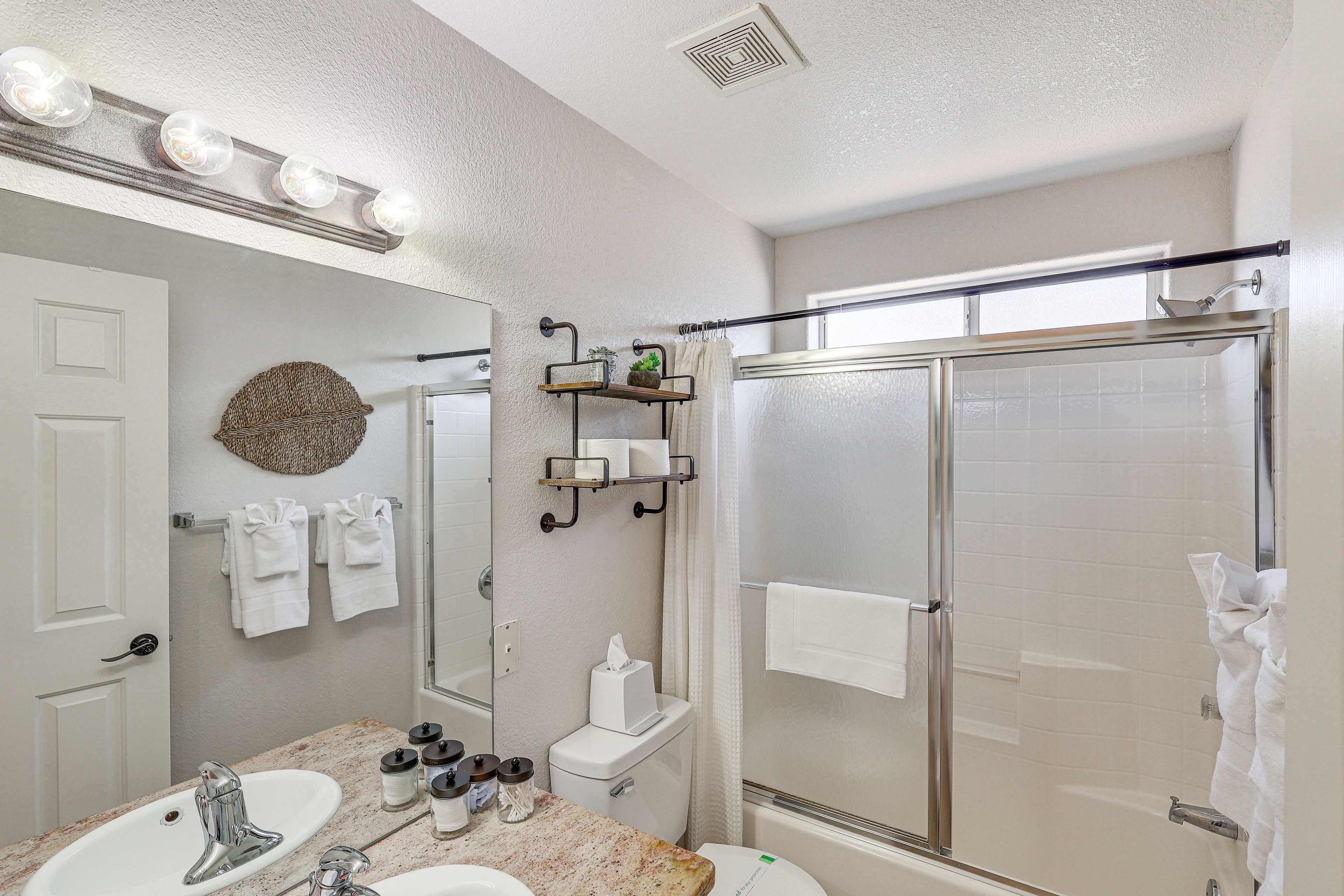 Full Bathroom | Complimentary Toiletries