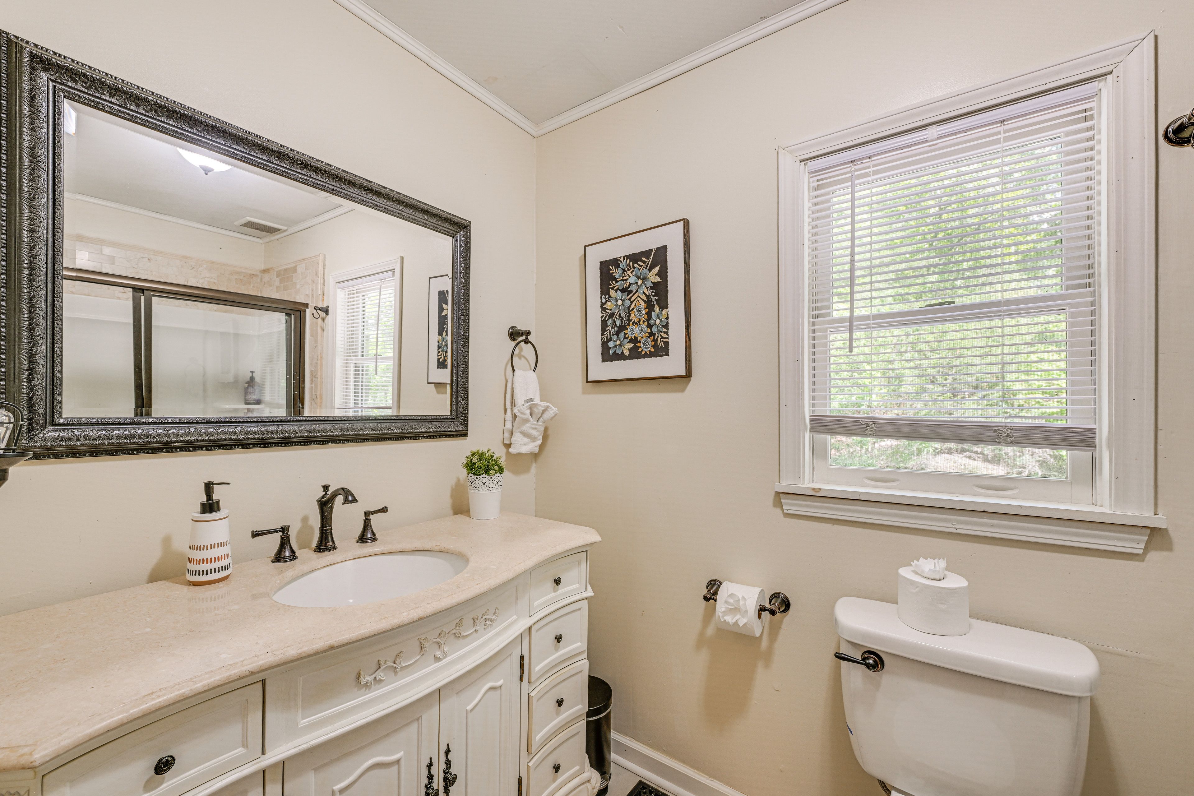 Full Bathroom | 2nd Floor | Complimentary Toiletries