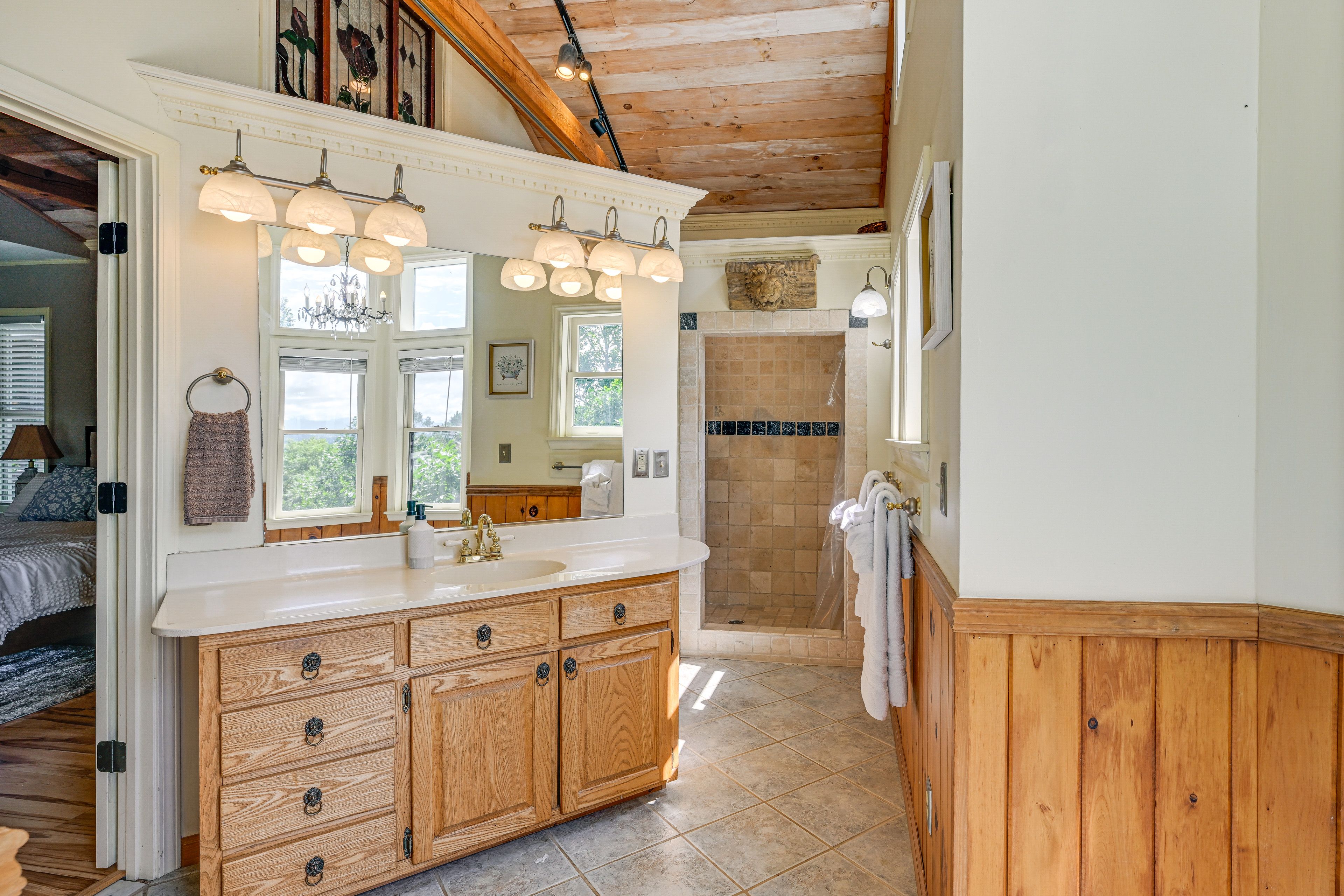 Full Bathroom | 1st Floor | Towels Provided