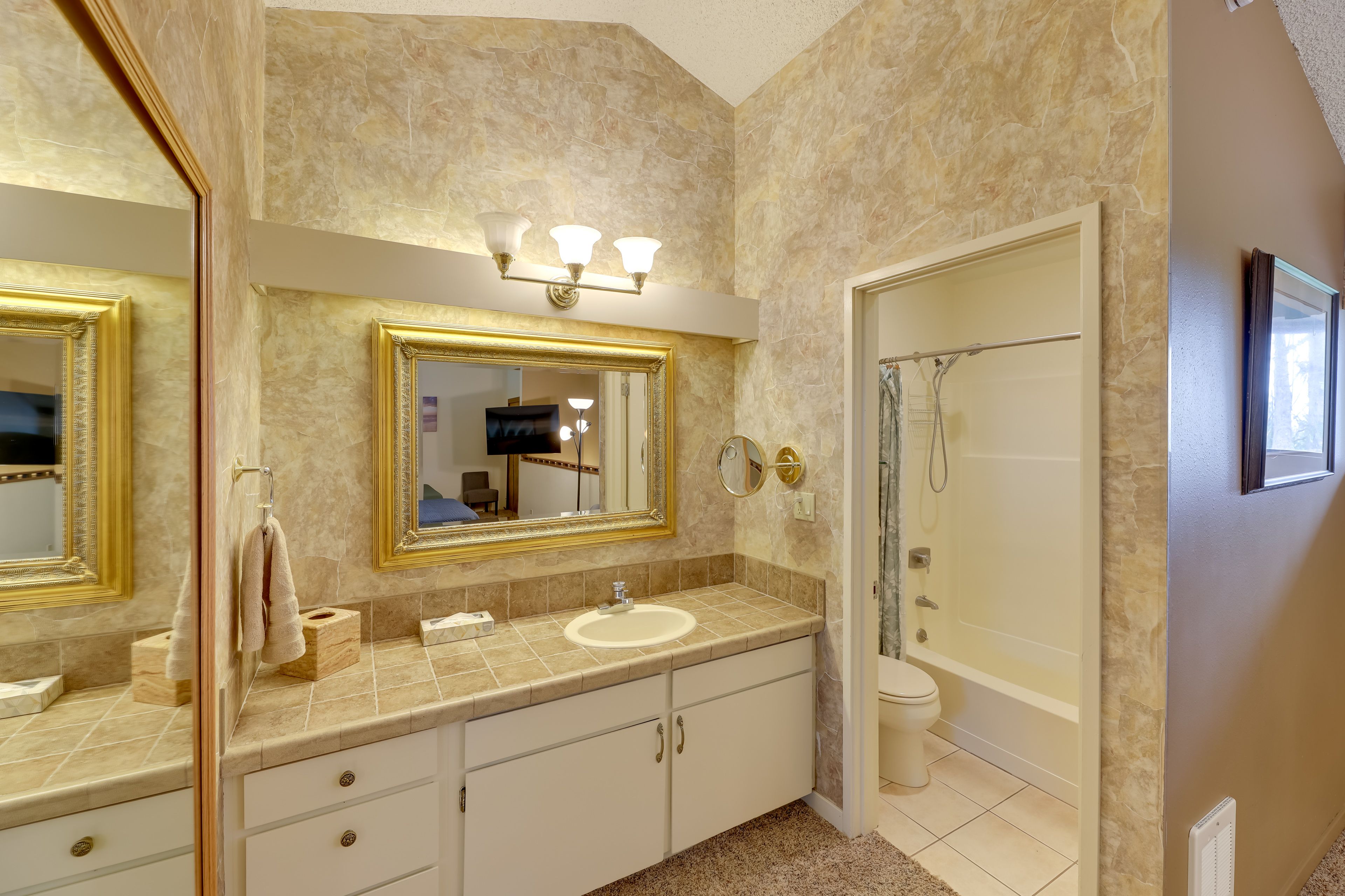 Full Bathroom | 2nd Floor