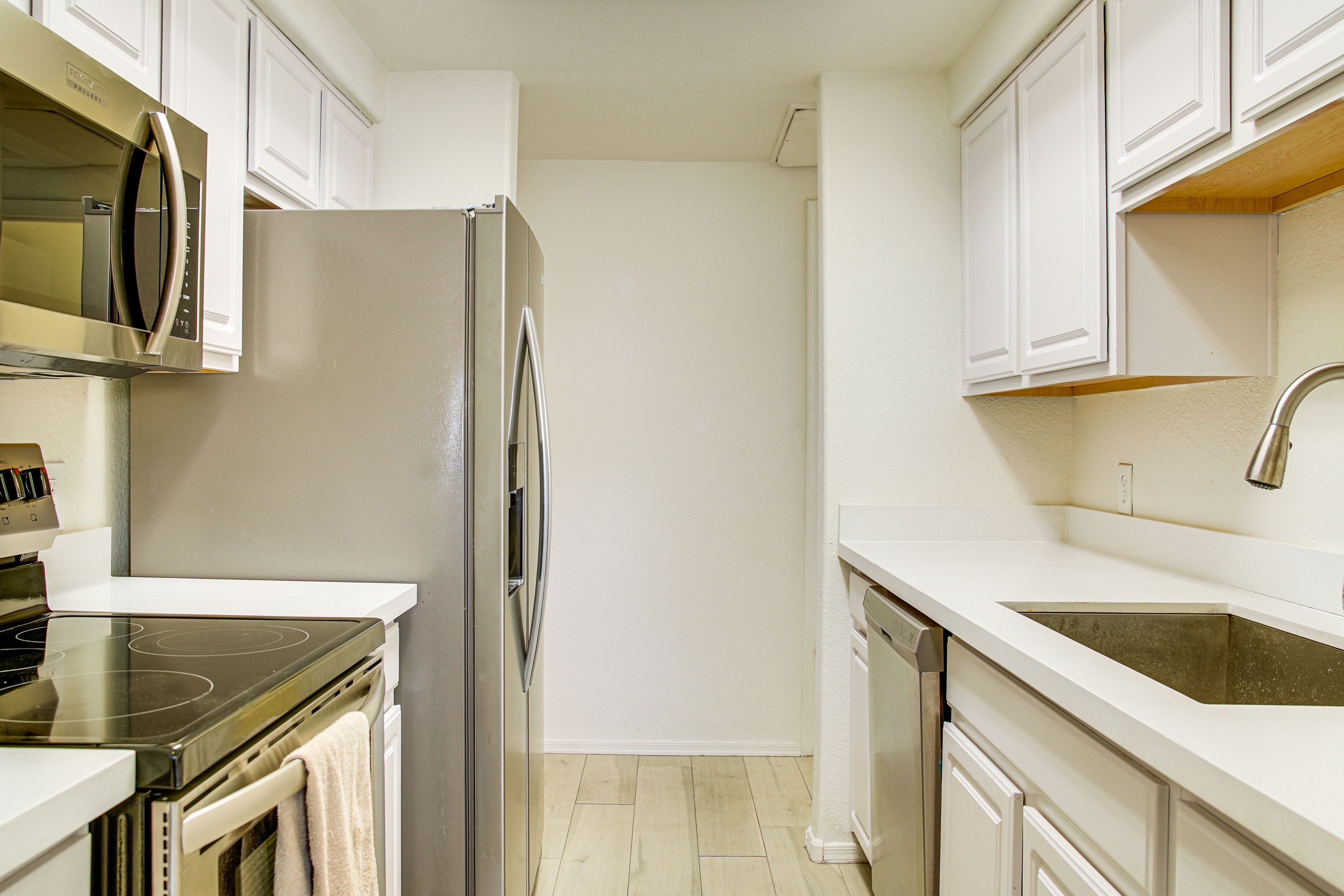 Kitchen | Single-Story Unit | 2nd-Floor Condo