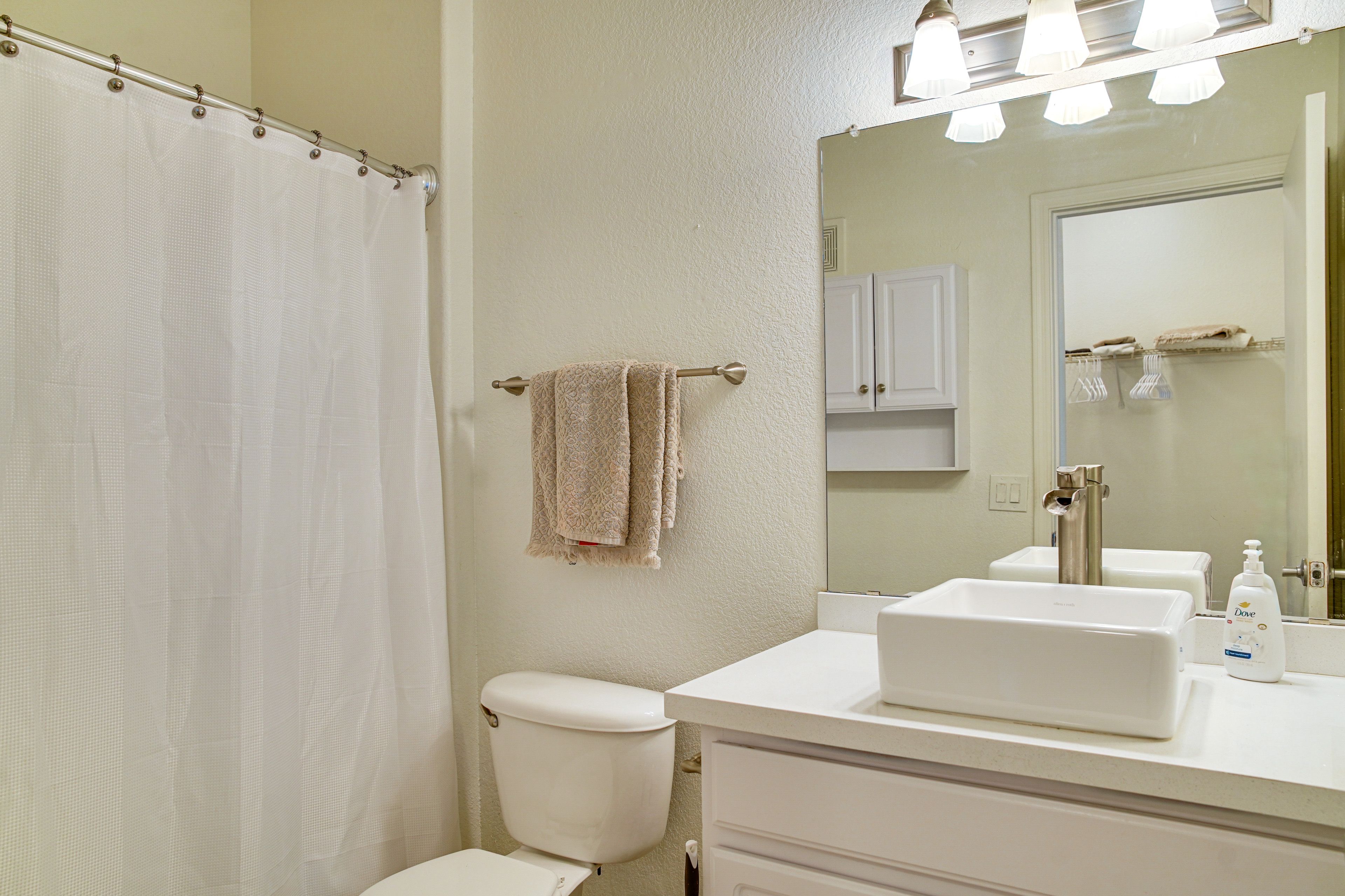Full Bathroom | Towels Provided