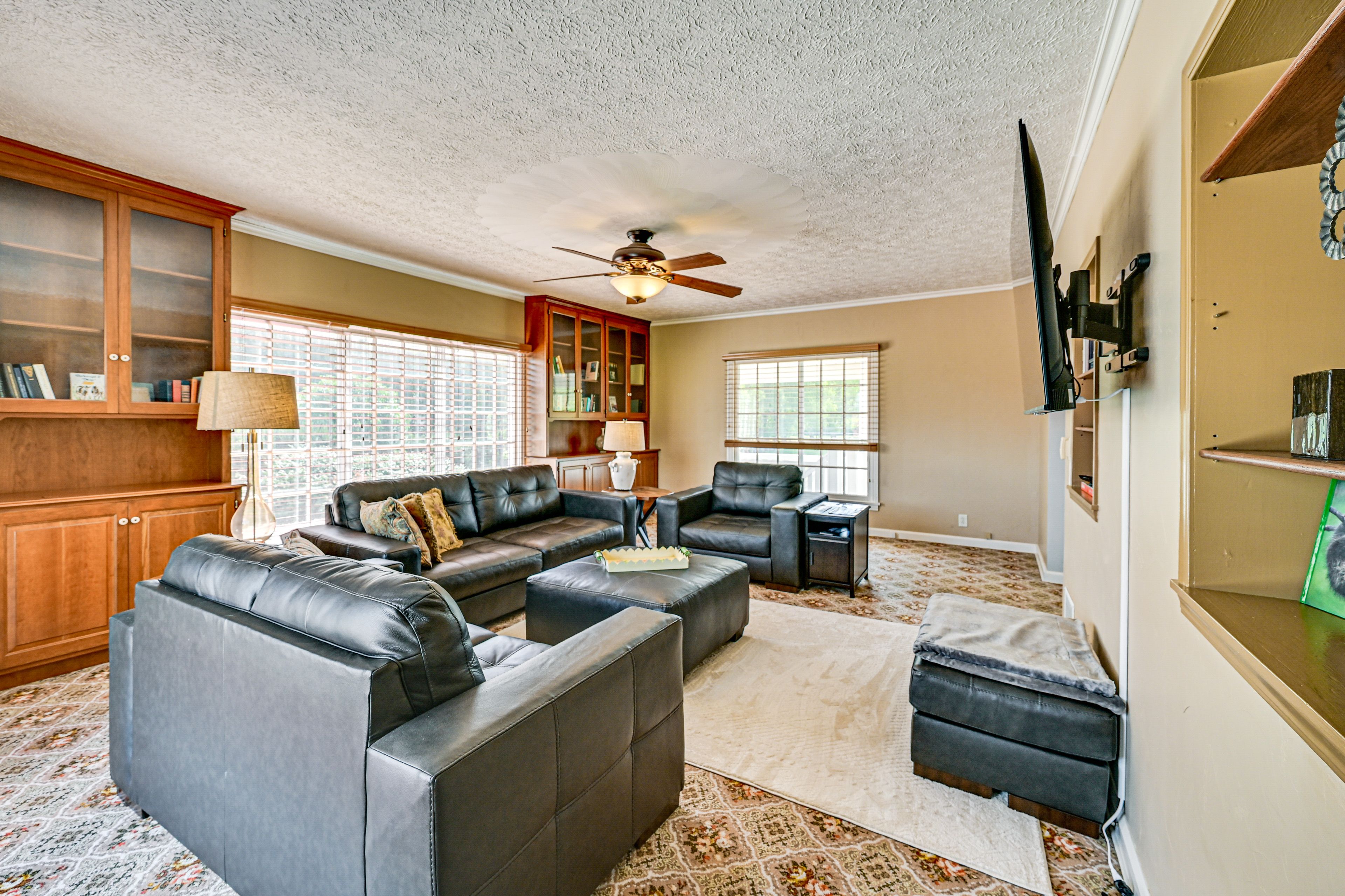 Living Room | Smart TV | Books | Central Air Conditioning/Heat