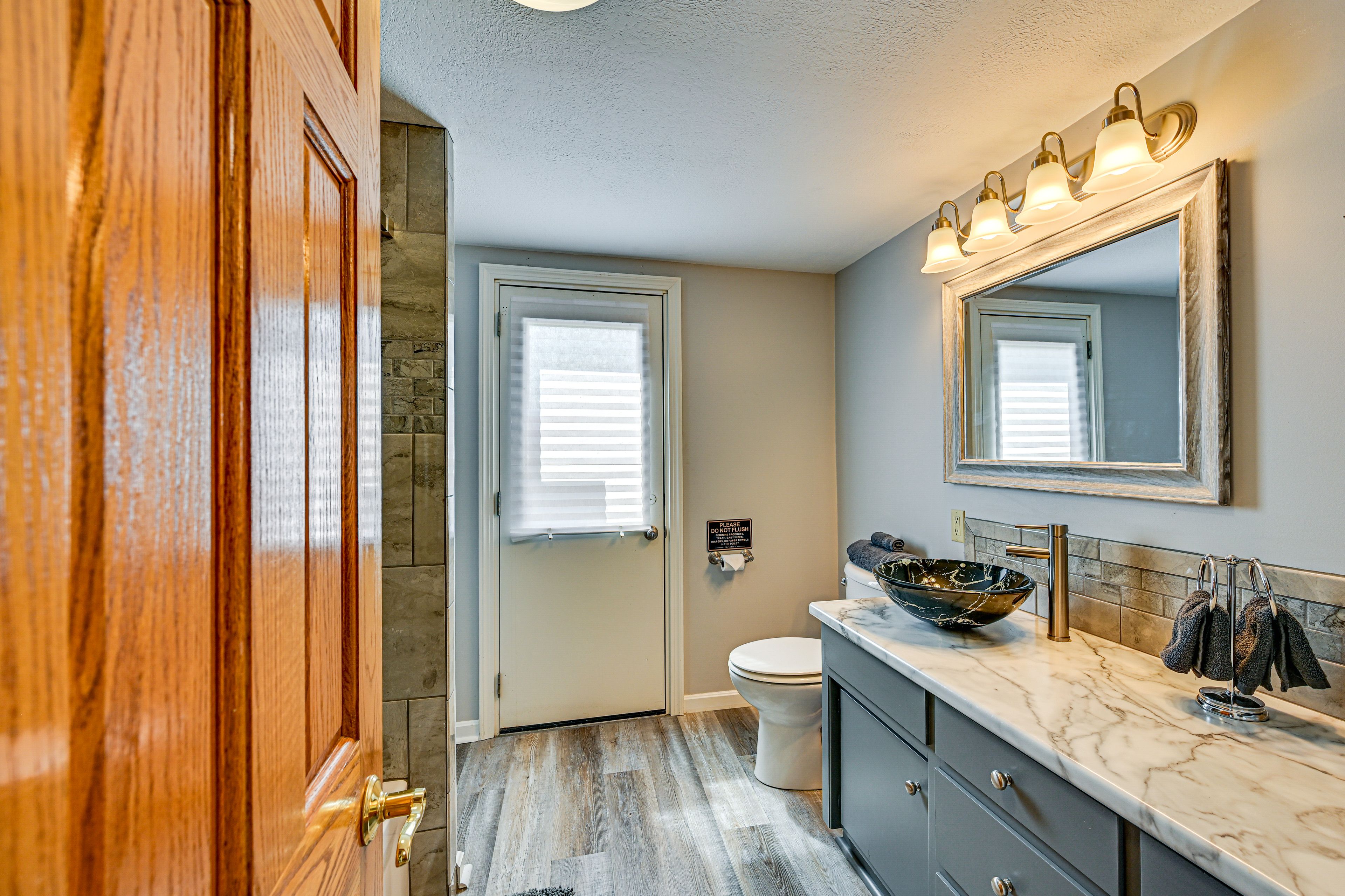 Full Bathroom | Towels Provided | 3rd Floor
