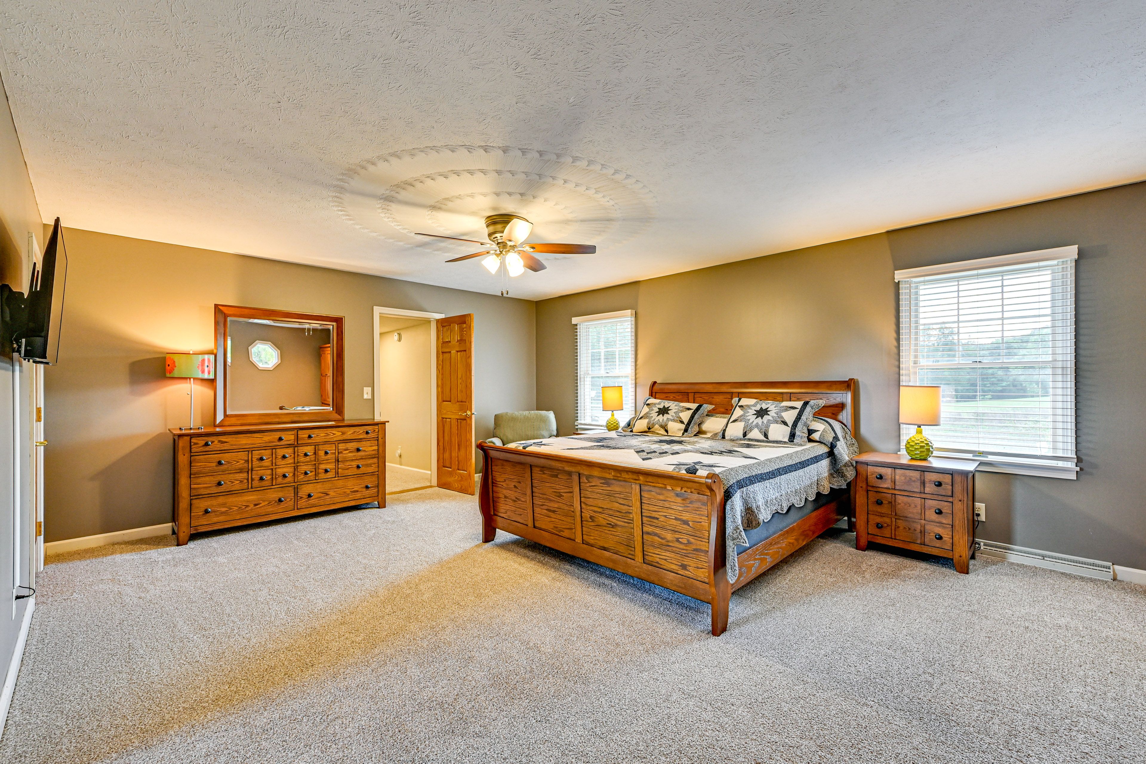 Bedroom 1 | King Bed | Smart TV | 3rd Floor