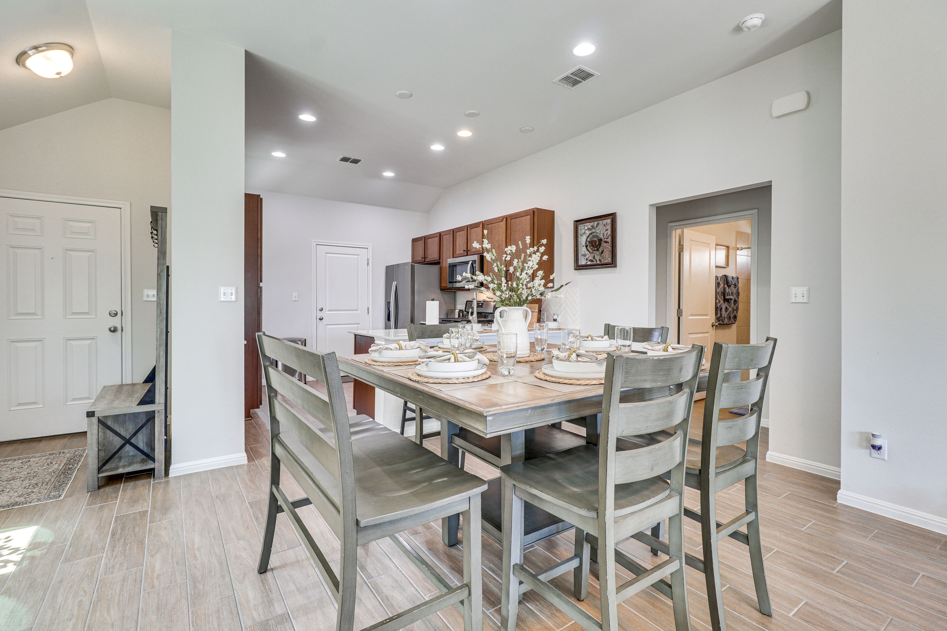 Dining Area | Dishware/Flatware Provided