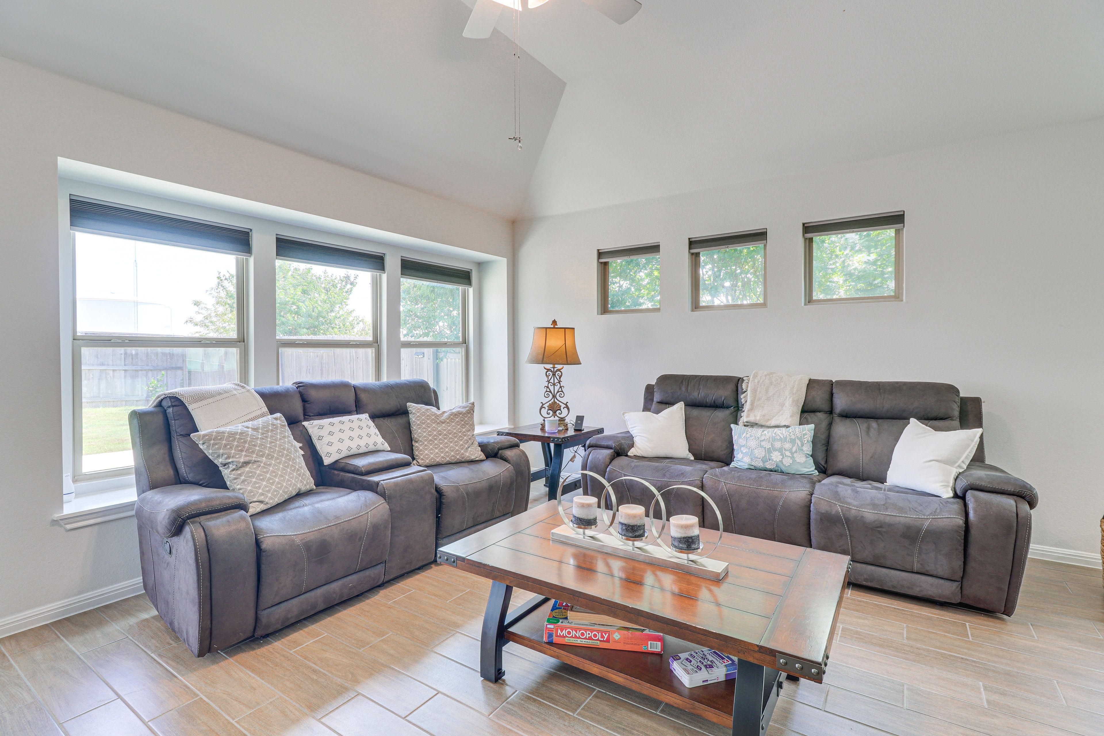 Living Room | Free WiFi | Central Heating & A/C | Smart TV