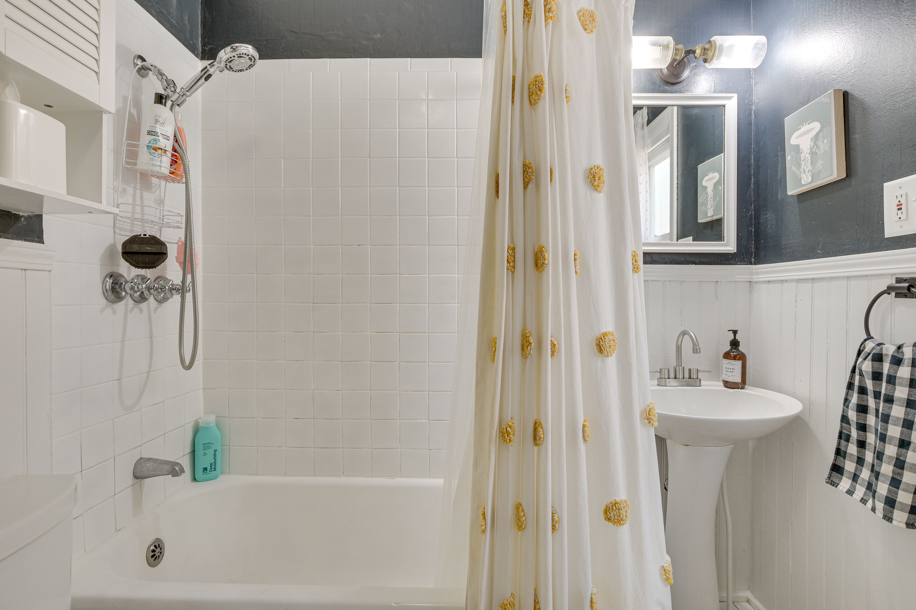 Full Bathroom | Towels Provided | 1st Floor
