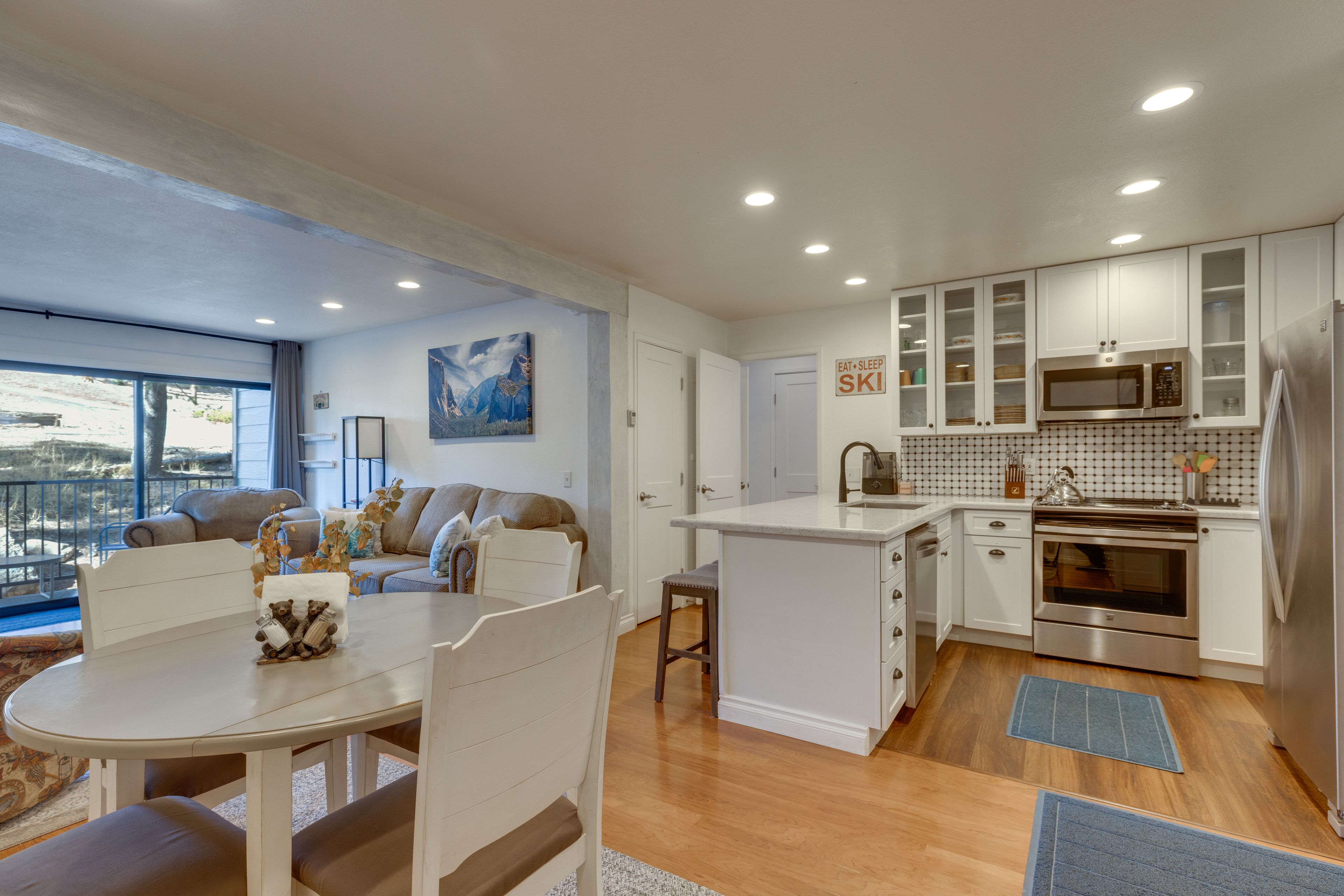 Dining Area | Twin Daybed w/ Twin Trundle