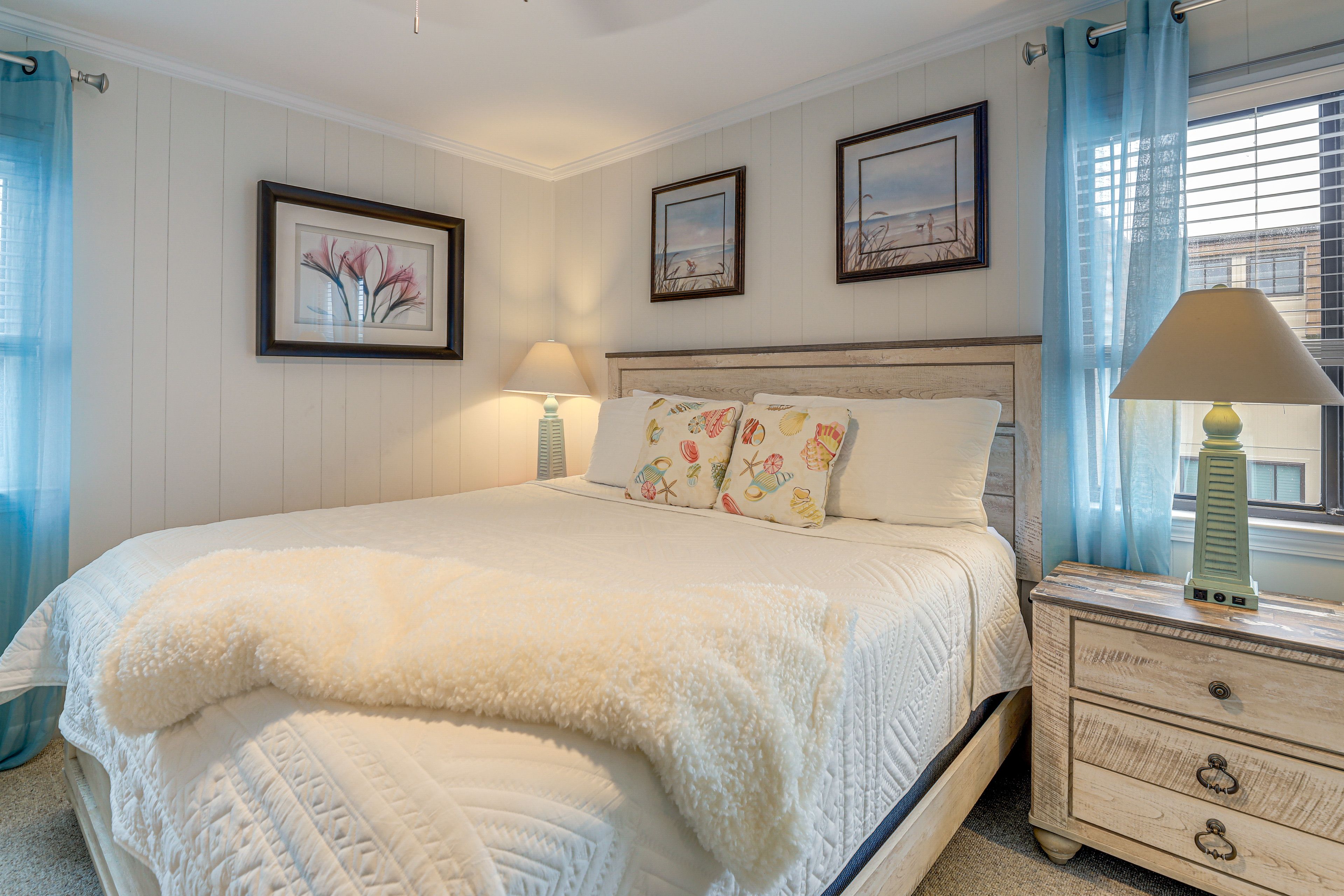 Bedroom 1 | King Bed | Linens Provided