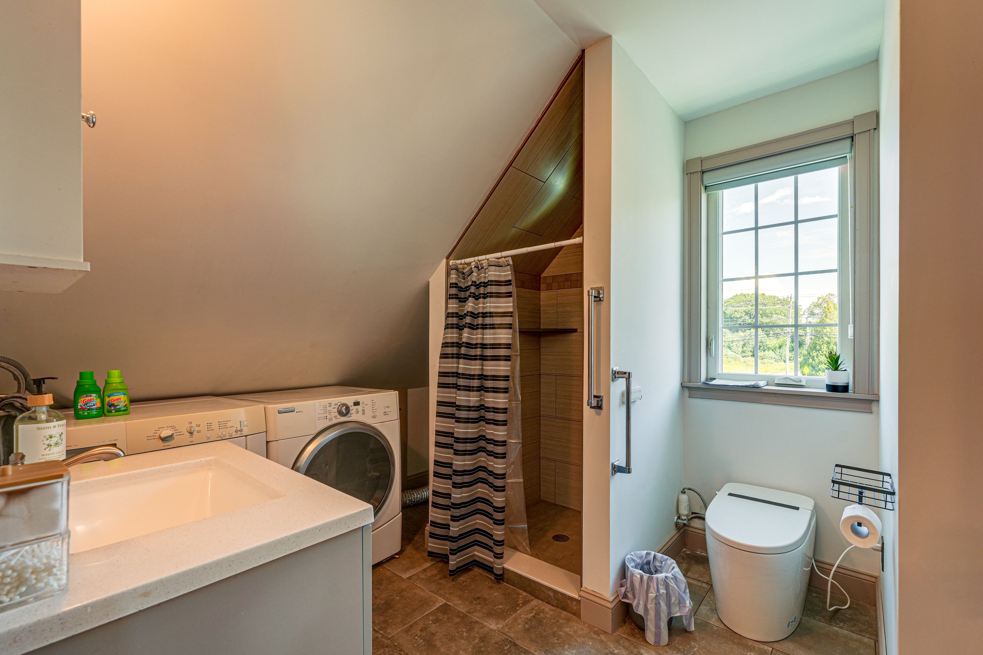 Full Bathroom | Towels Provided | Laundry