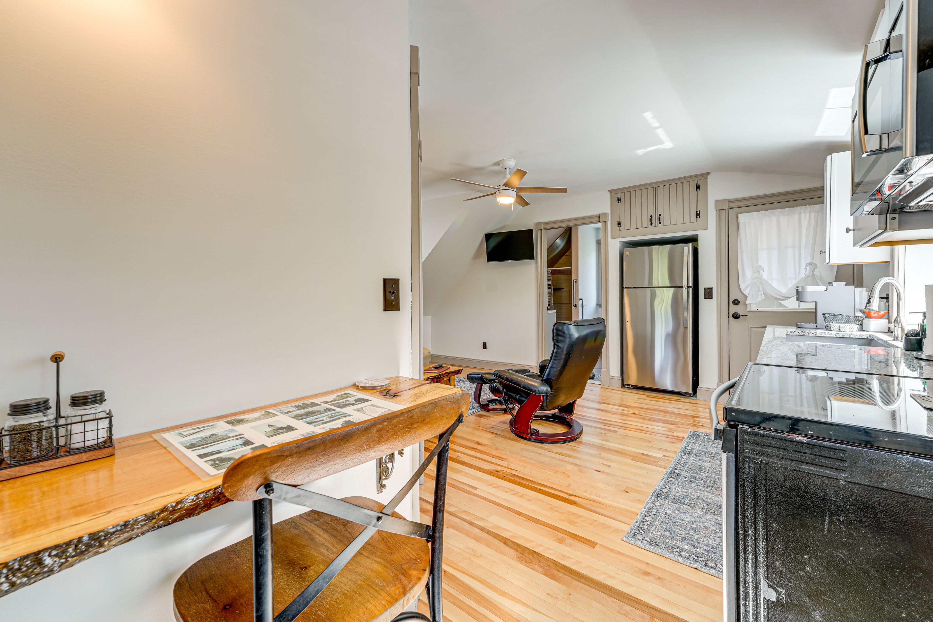 Dining Bar | Dishware/Flatware