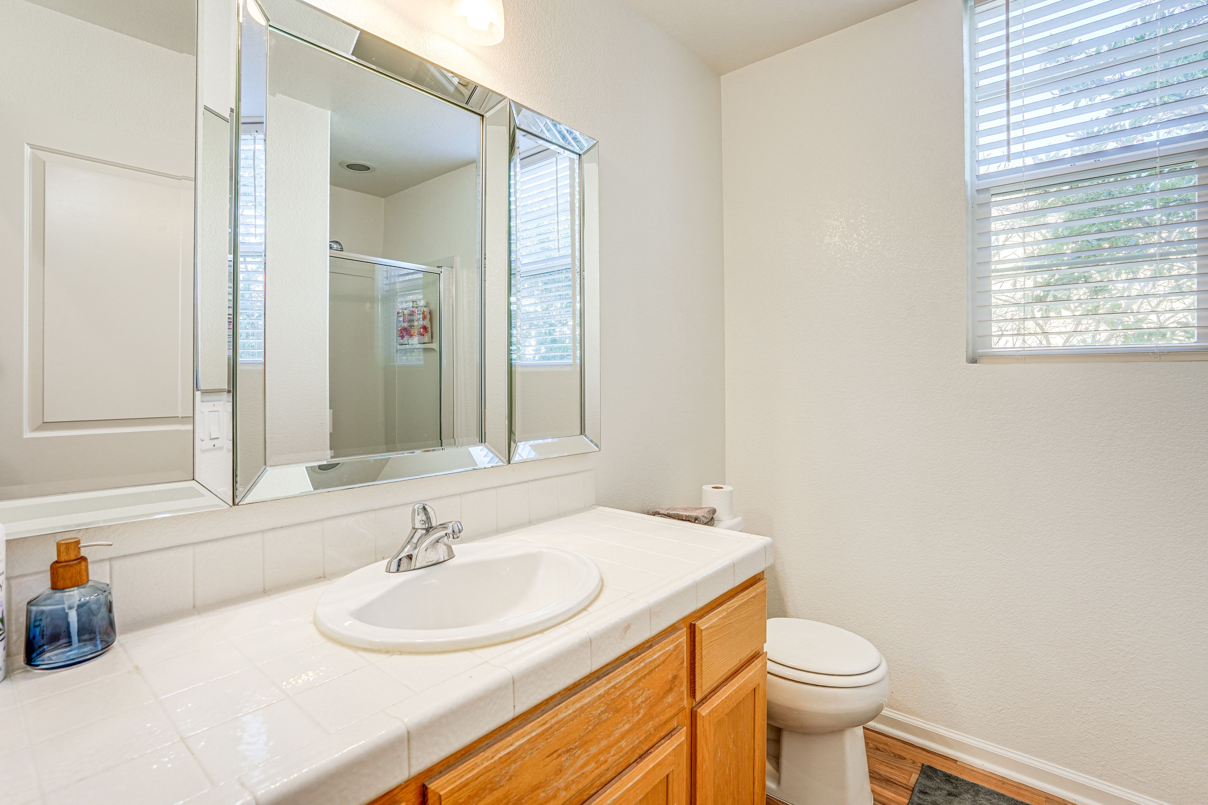 Full Bathroom | 2nd Floor | Towels Provided