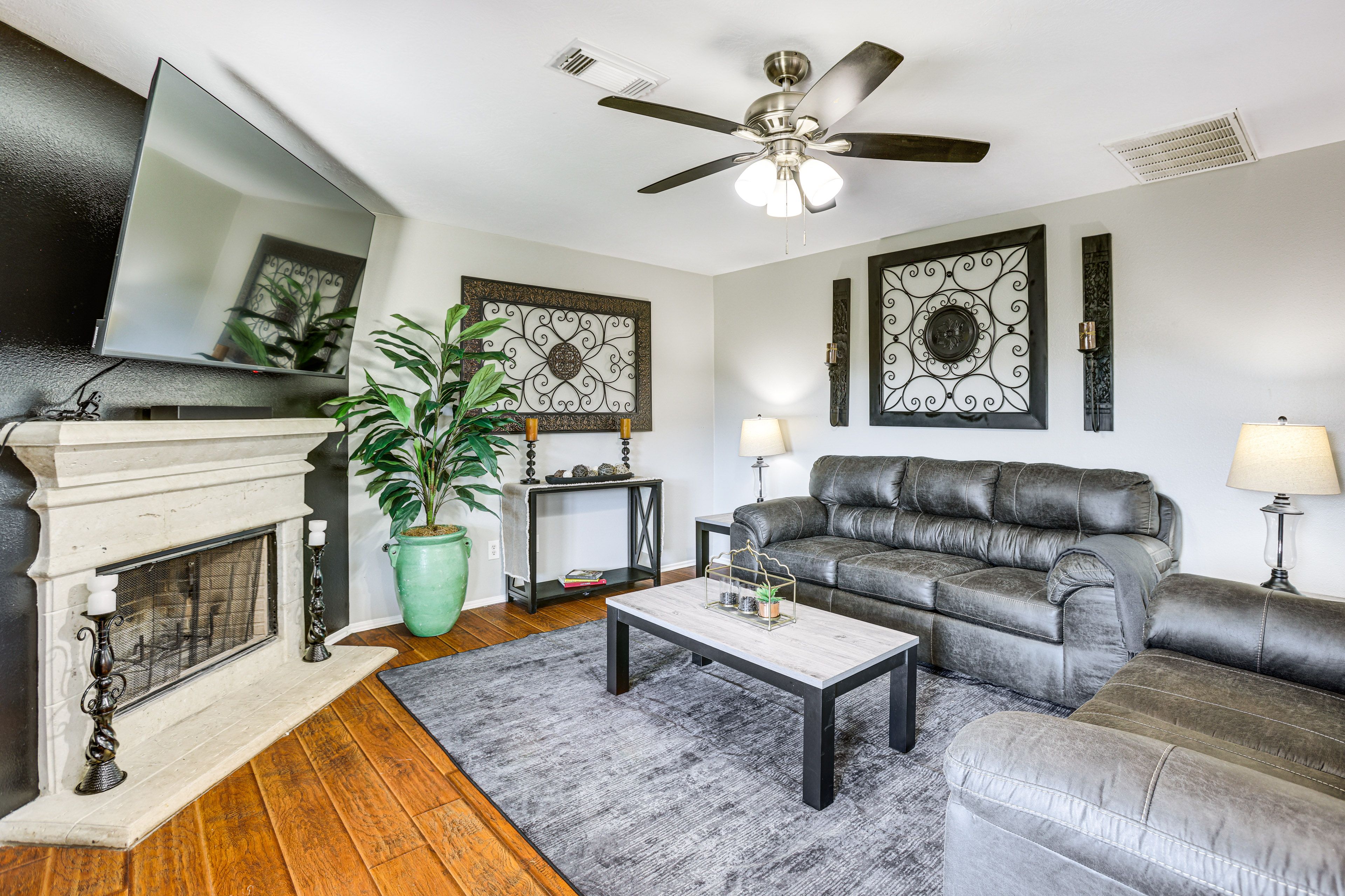 Houston Vacation Rental | 4BR | 2.5BA | 2,442 Sq Ft | Stairs Required