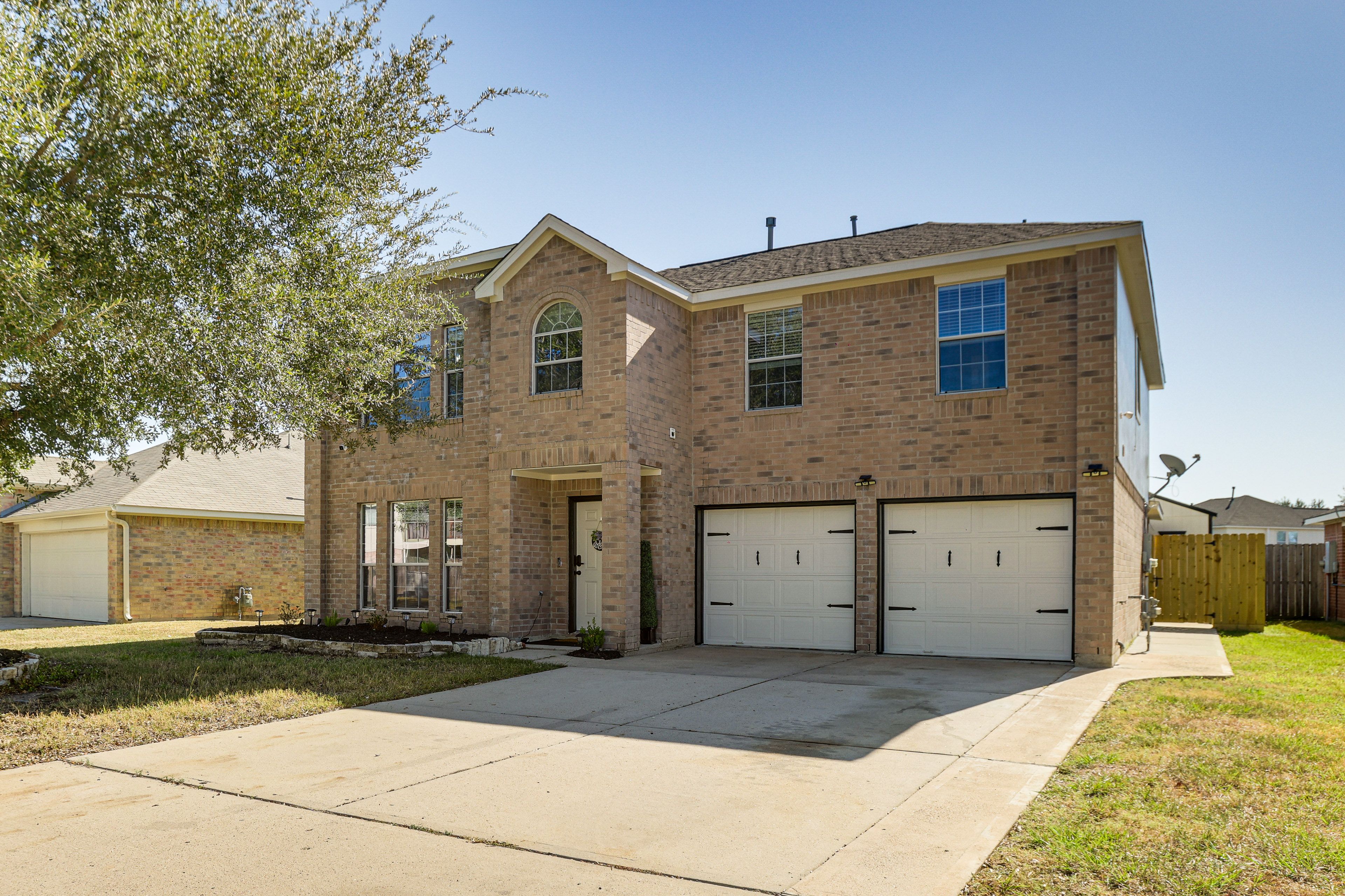 Parking | Driveway (2 Vehicles) | Garage (2 Vehicles)