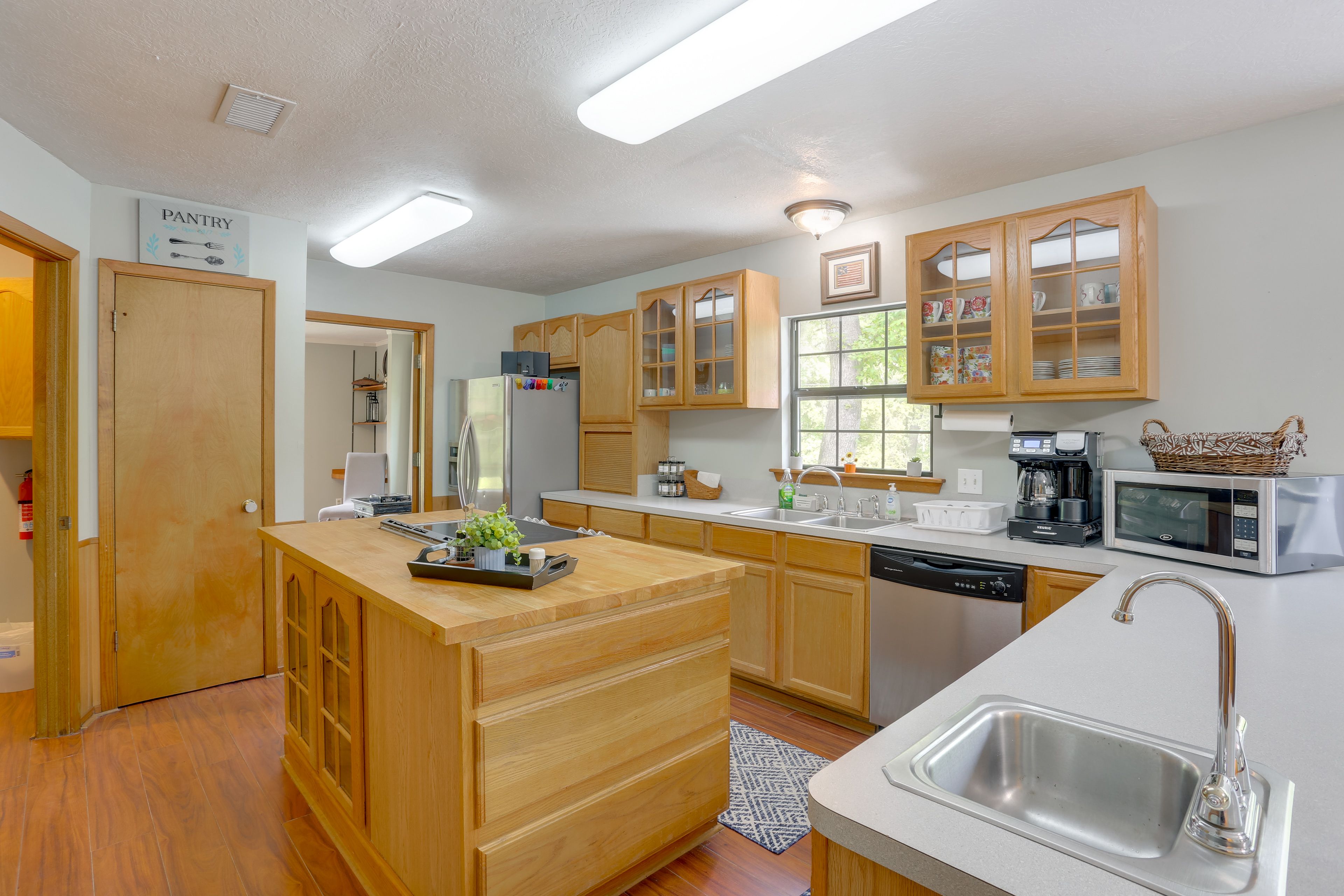 Kitchen | 1st Floor | Dual Drip/Single-Serve Coffee Maker | Dishwasher