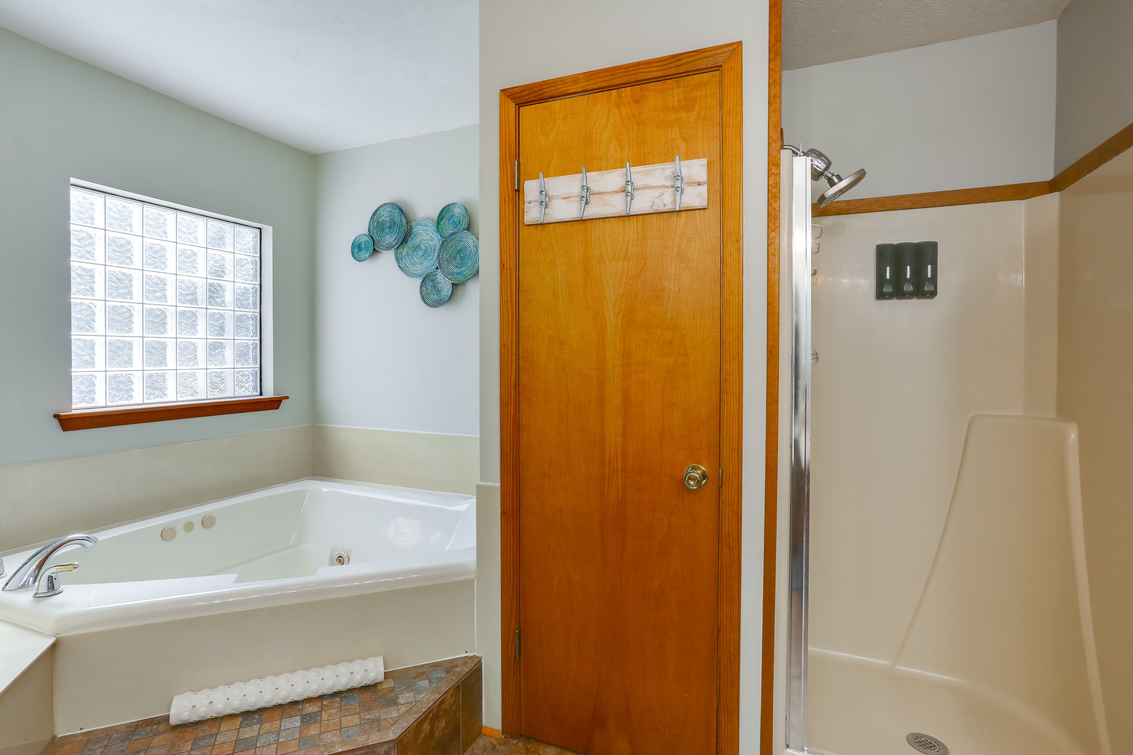 En-Suite Bathroom | 1st Floor | Towels Provided | Jetted Tub