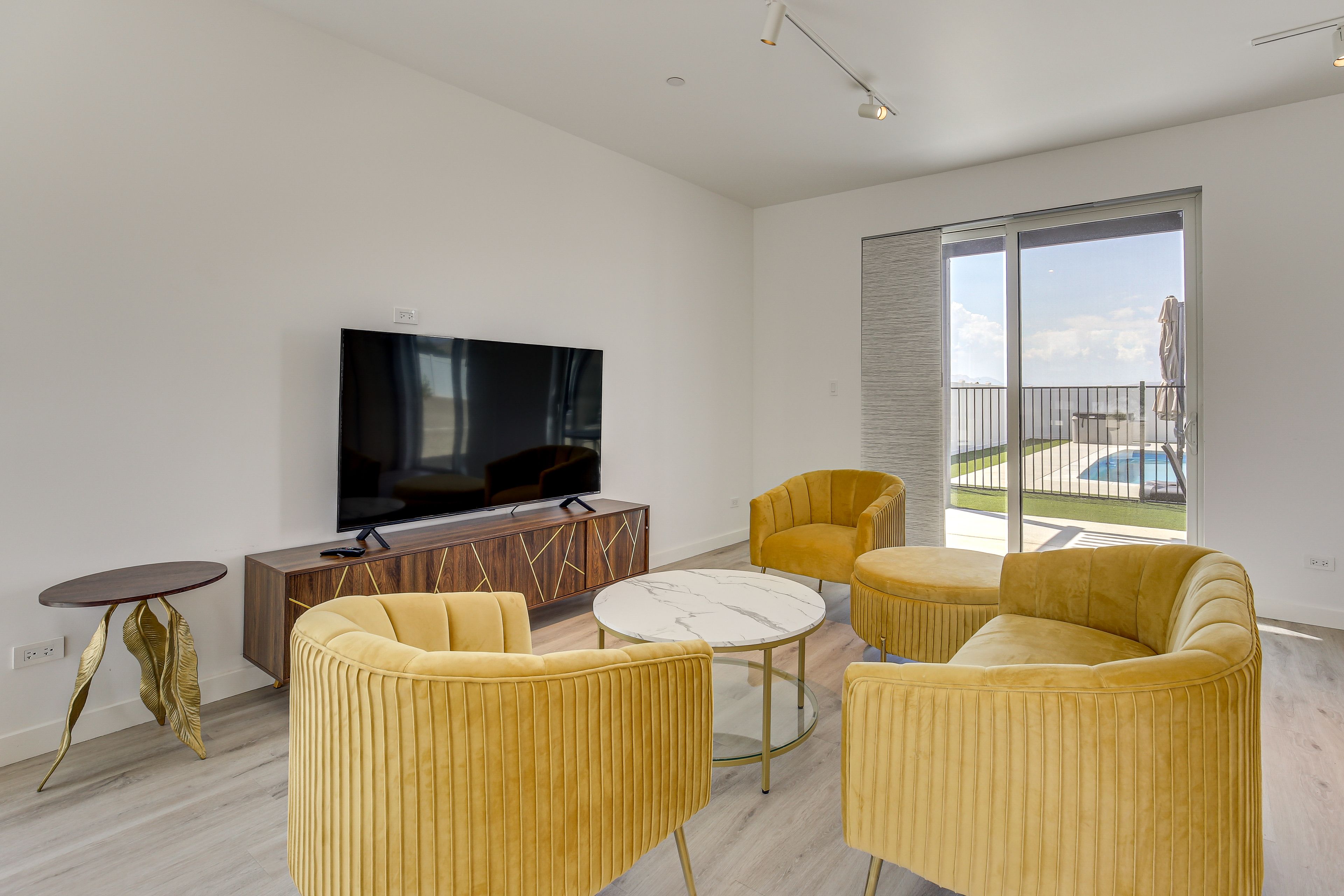 Main House | Living Room | Smart TV