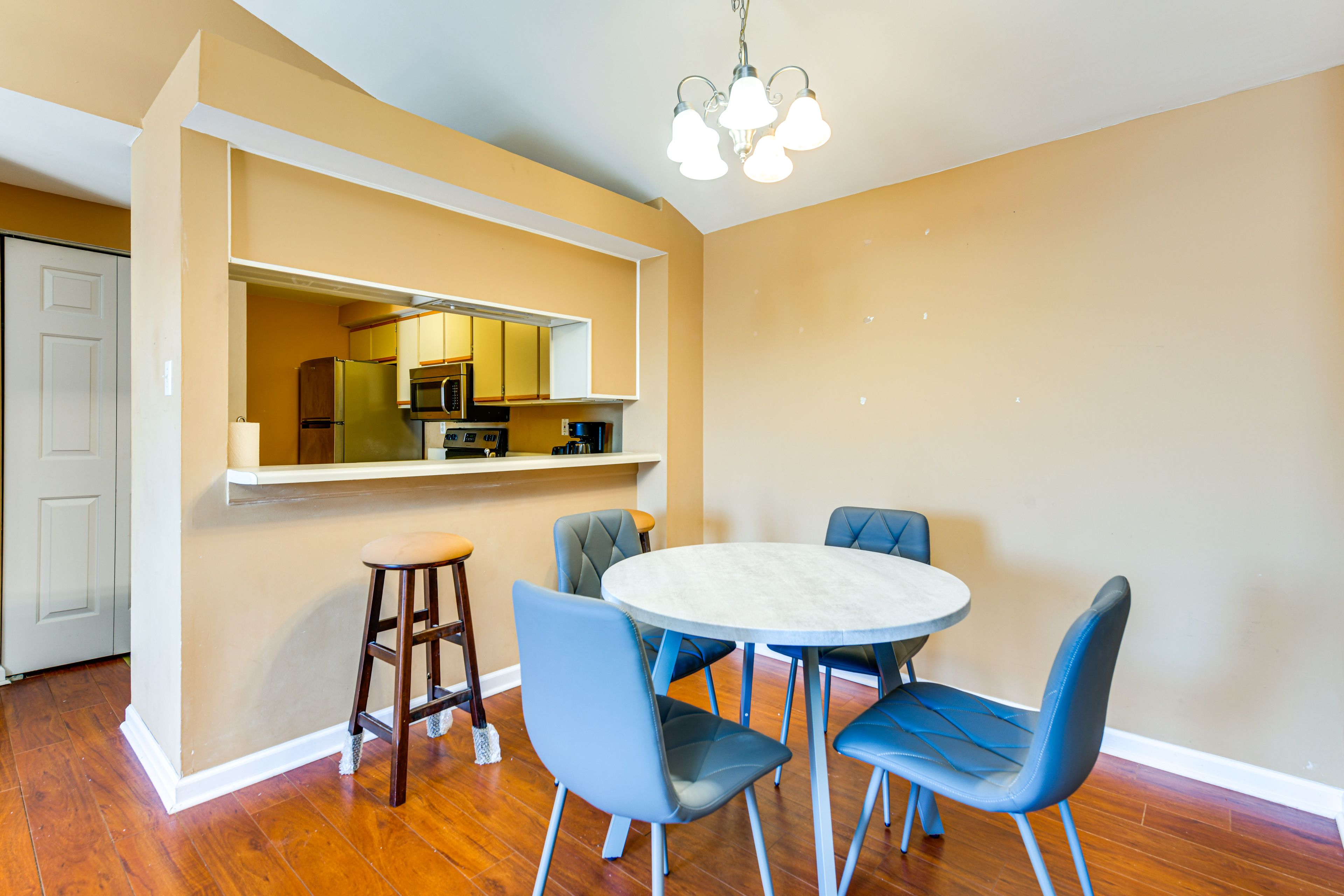 Dining Table | Dishware & Flatware