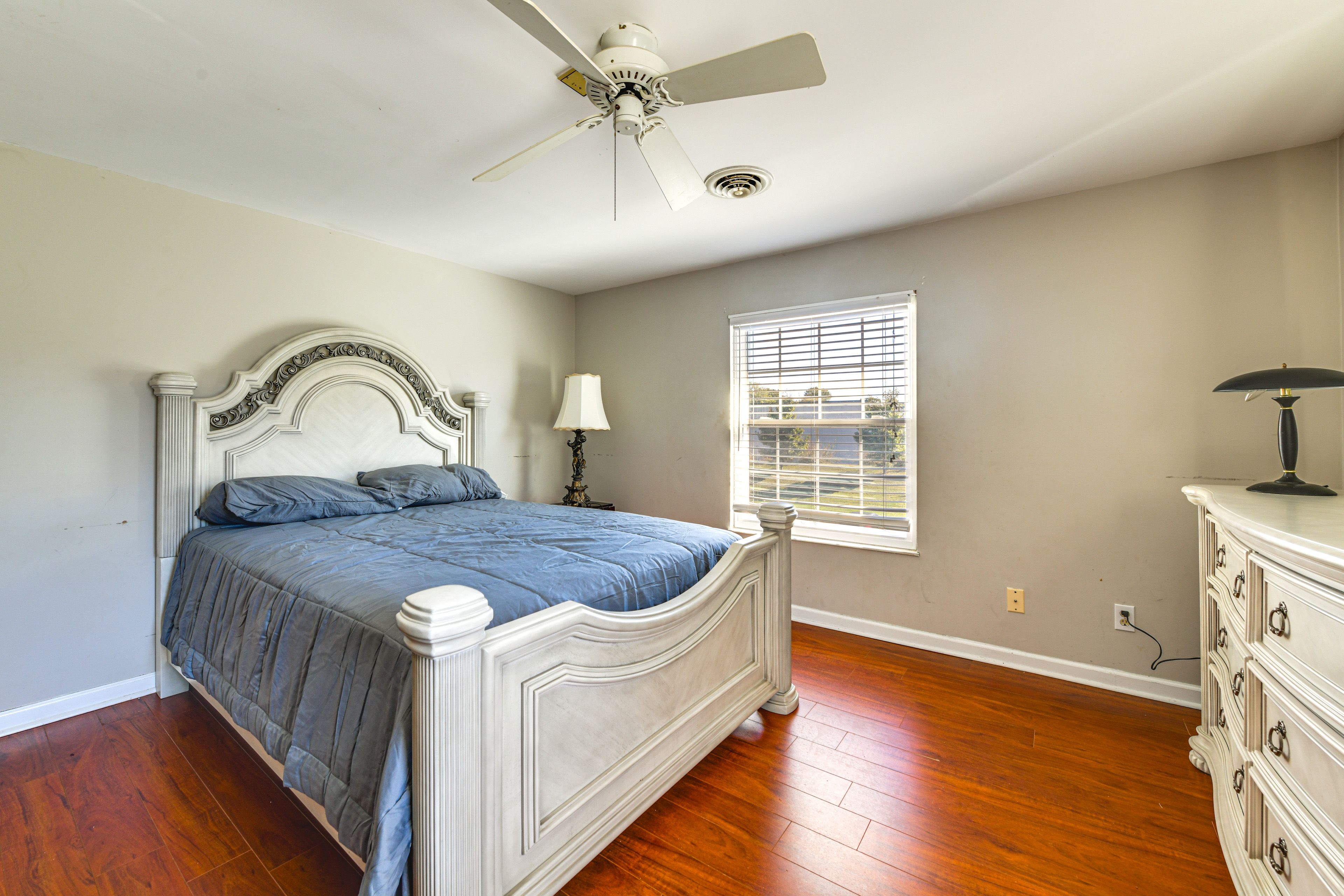 Bedroom 1 | Queen Bed